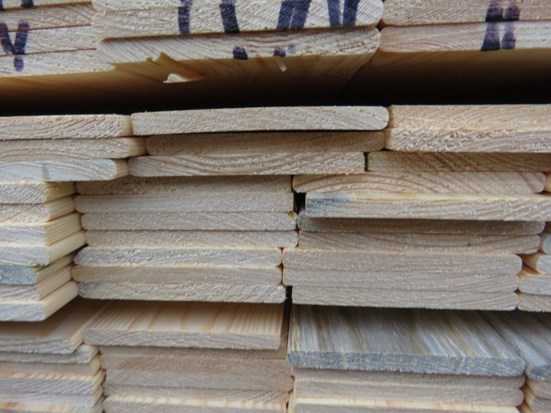 PACK OF UNTREATED HIT AND MISS TYPE TIMBER CLADDING BOARDS: 1.44M LENGTH X 100MM WIDTH APPROX. - Image 3 of 3