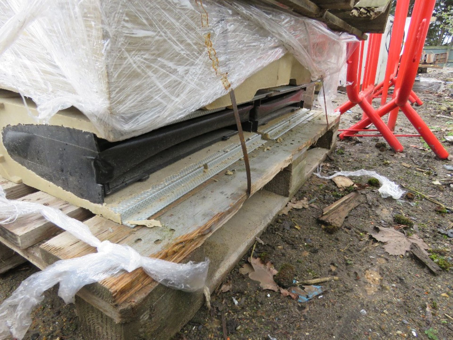 PALLET CONTAINING 4 X ACCO 900MM SUMP UNITS PLUS OTHER GULLEYS ETC - Image 5 of 8