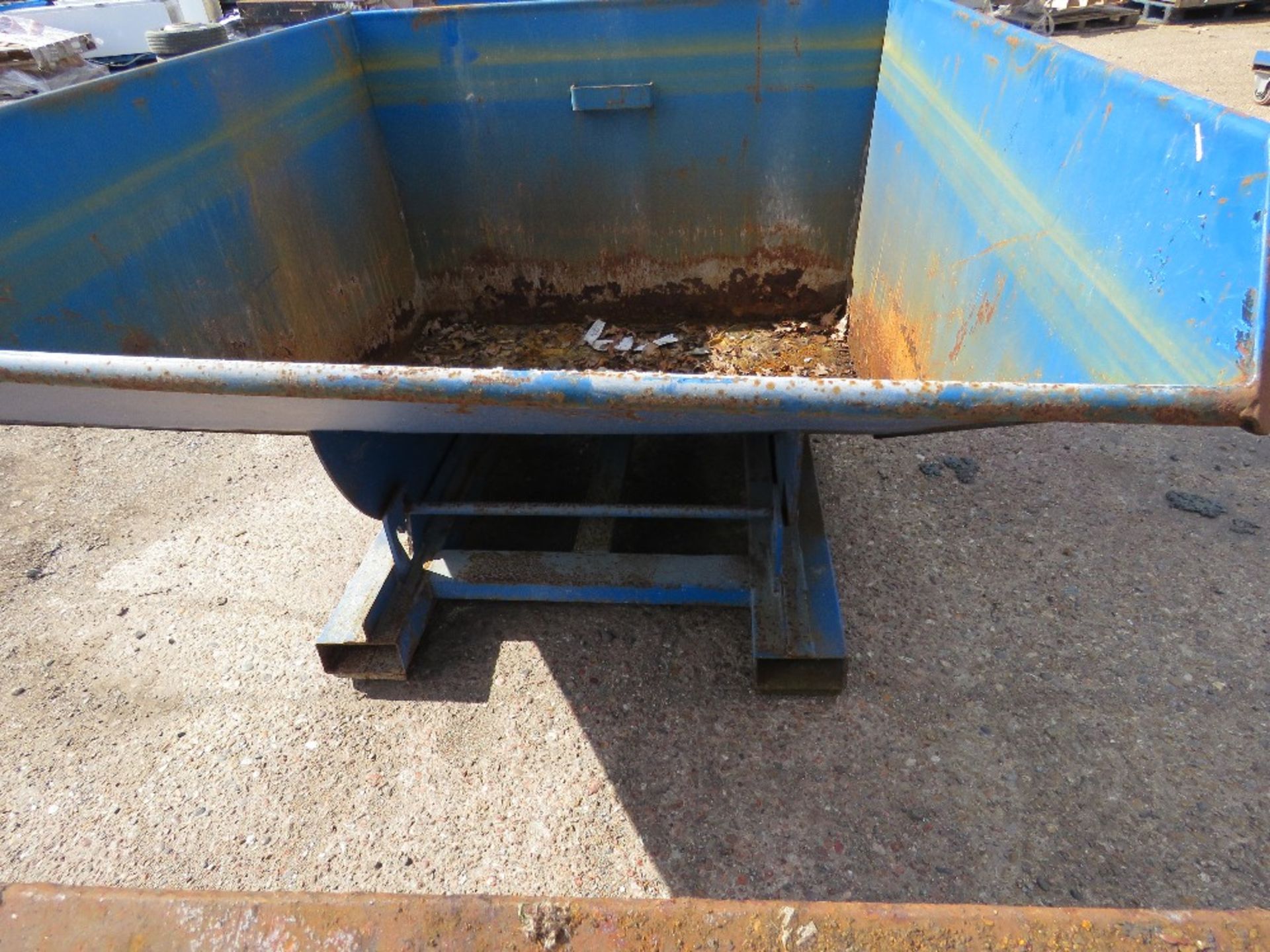 FORKLIFT MOUNTED TIPPING SKIP. LIGHT WEIGHT PREVIOUS USEAGE. - Image 5 of 6