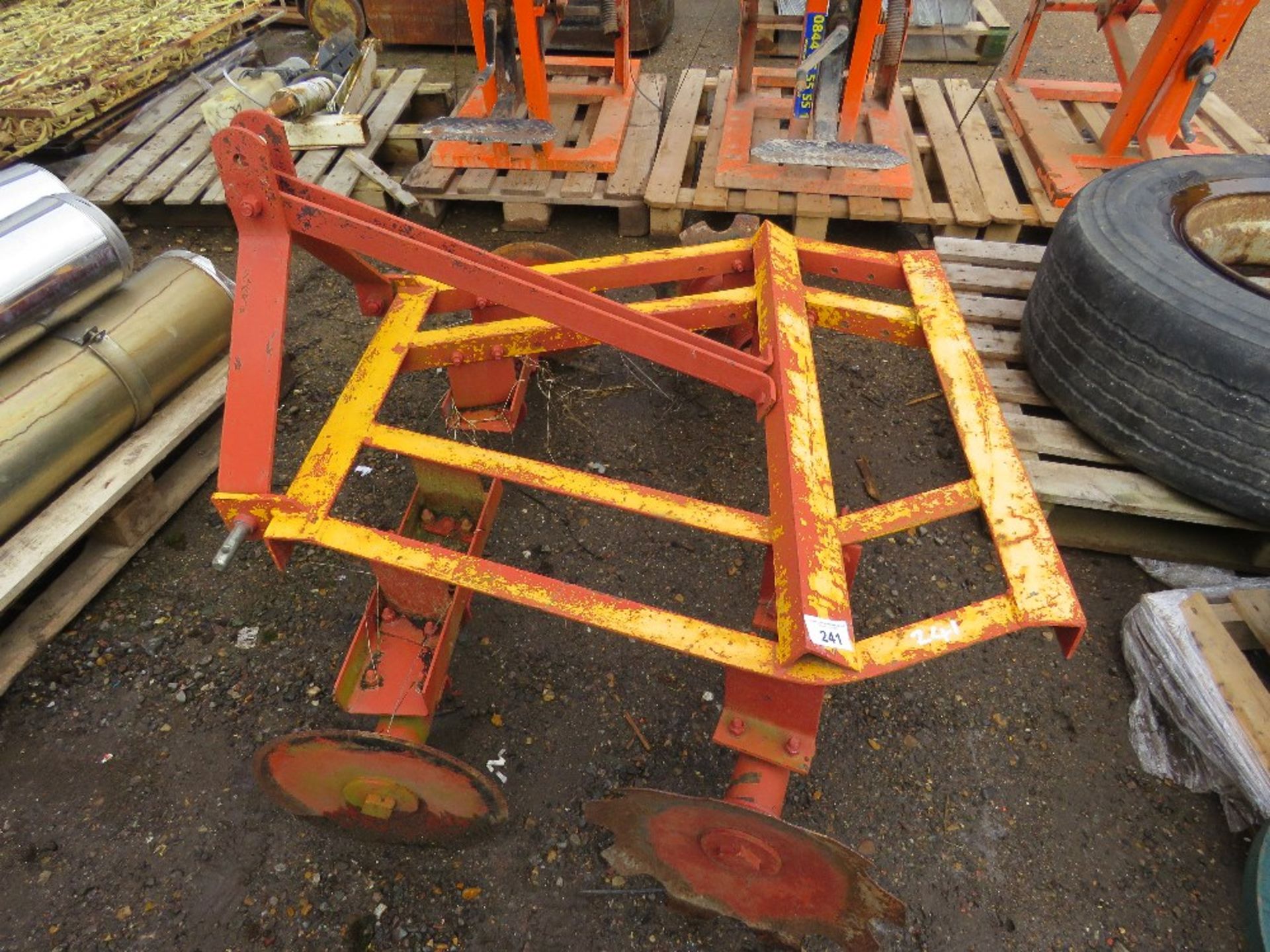 SET OF COMPACT TRACTOR MOUNTED DISC HARROWS, 5FT WIDE APPROX. - Image 2 of 4