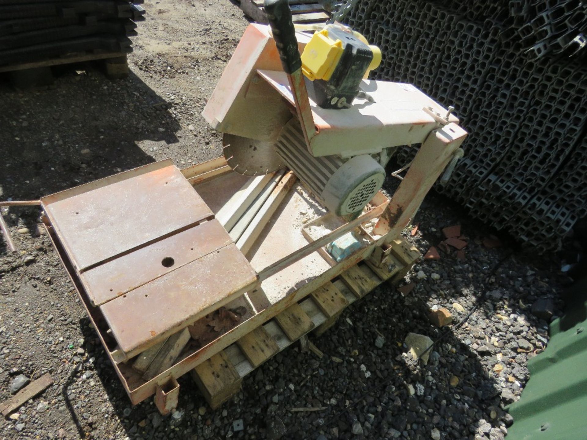 CLIPPER 110VOLT SLAB CUTTING SAWBENCH WITH LEGS. THIS LOT IS SOLD UNDER THE AUCTIONEERS MARGIN SC - Image 2 of 5