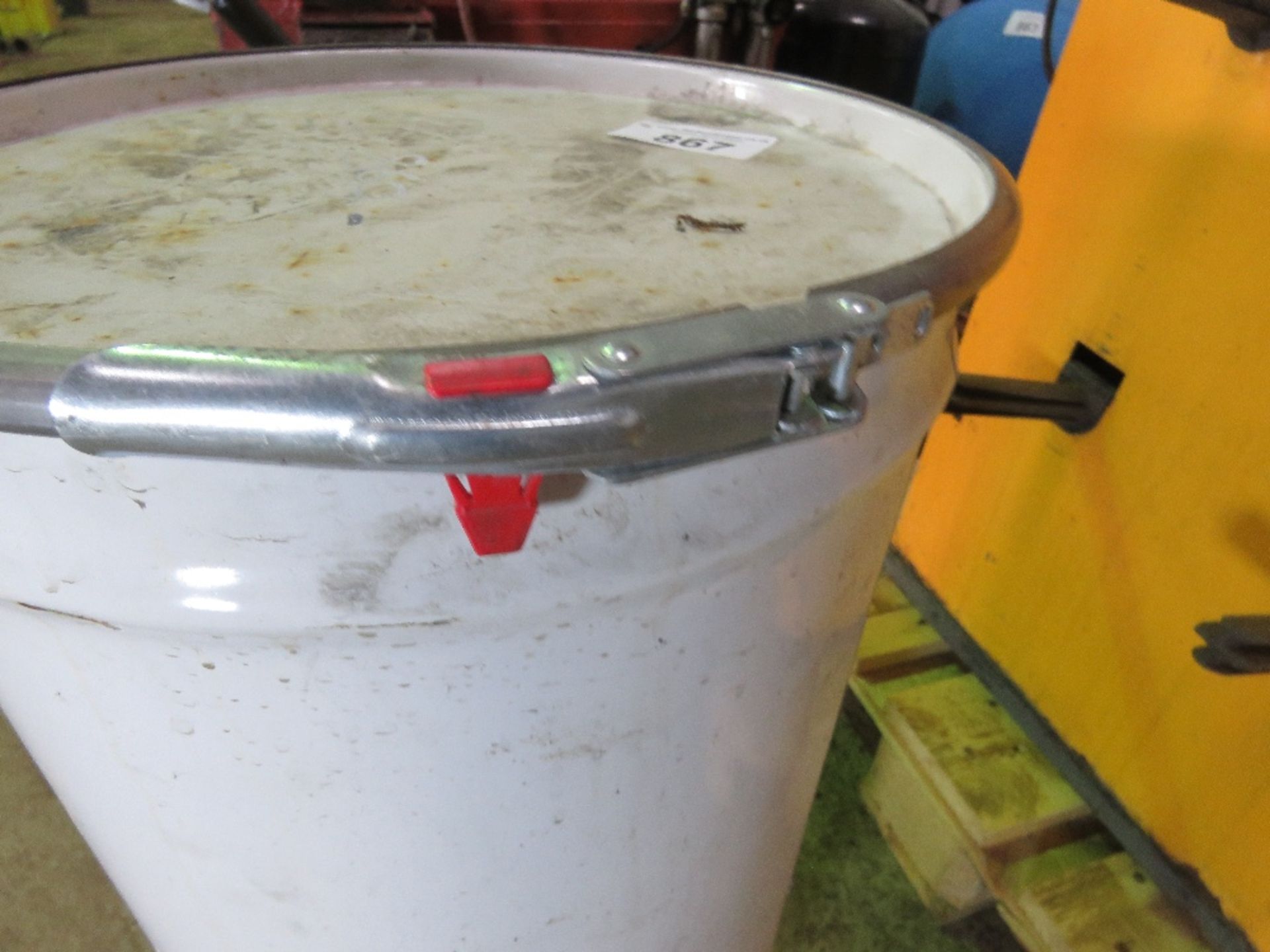 LARGE TUB OF LITHIUM EP2 GREASE, 50KG APPROX. THIS LOT IS SOLD UNDER THE AUCTIONEERS MARGIN SCHEME, - Image 2 of 5