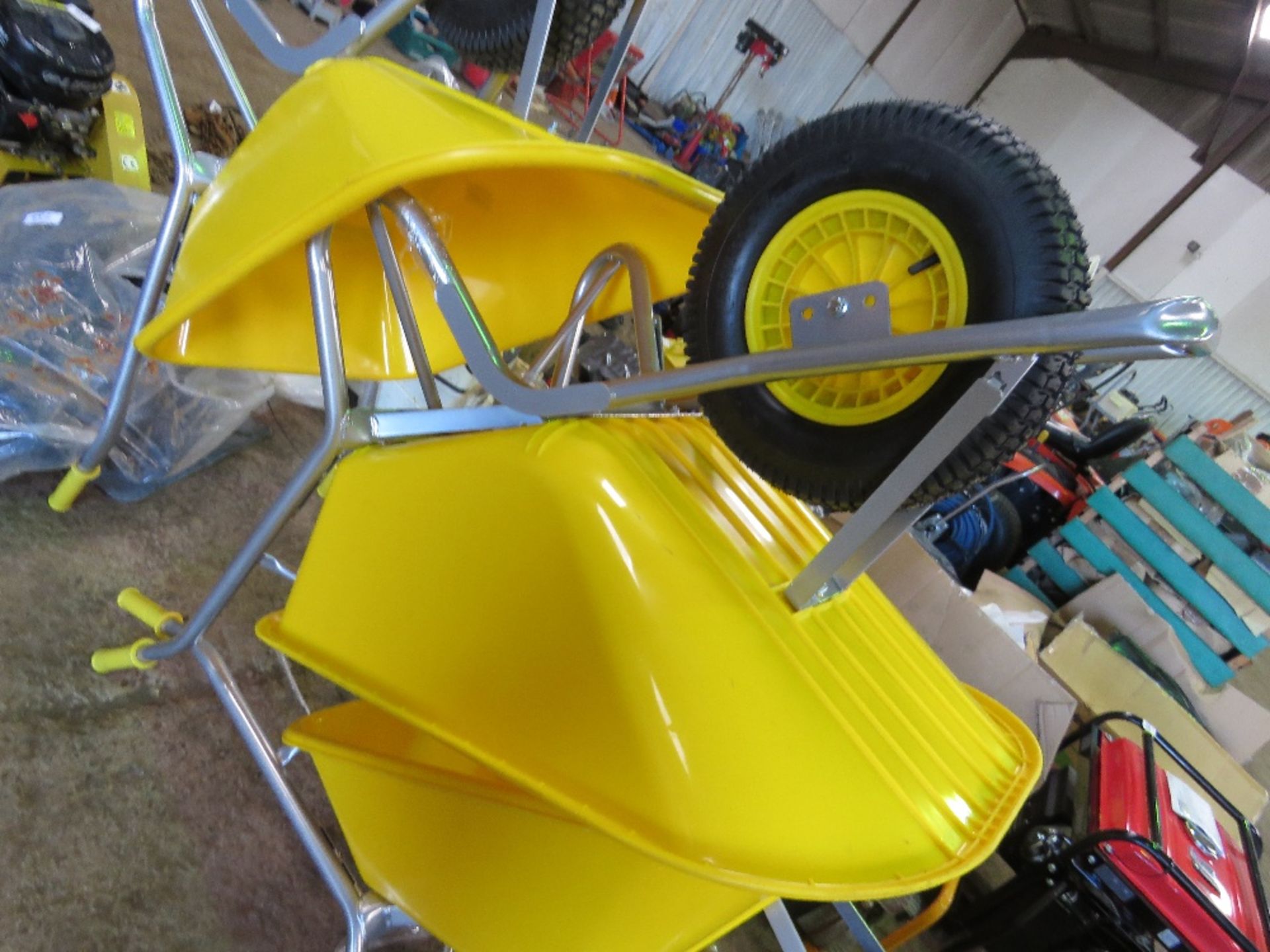 HEAVY DUTY BUILDER'S WHEELBARROW. - Bild 2 aus 3