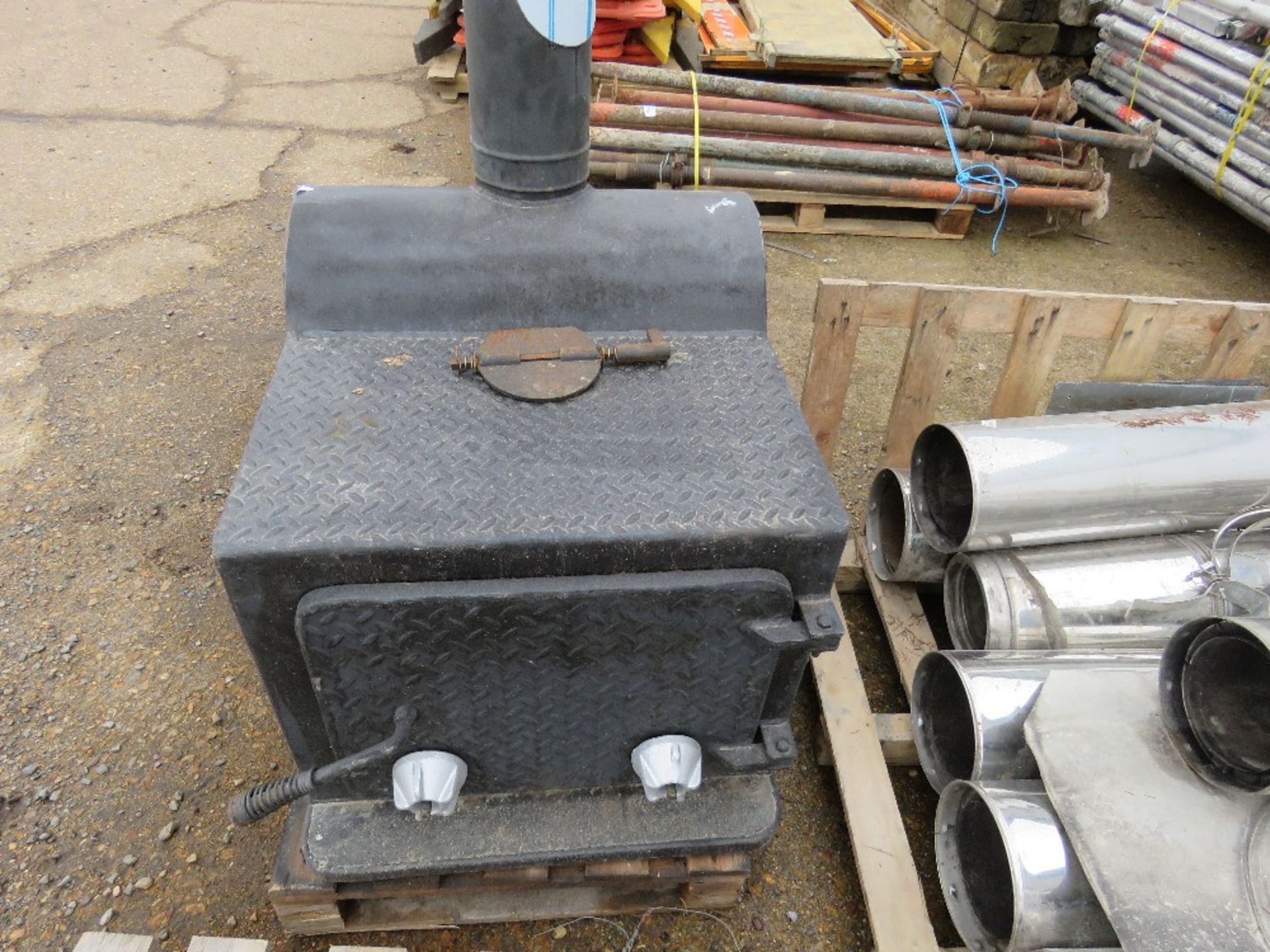 HEAVY DUTY PIZZA OVEN WITH CHIMNEY SECTIONS, PROFESSIONALLY CONSTRUCTED. THIS LOT IS SOLD UNDER T - Image 2 of 7