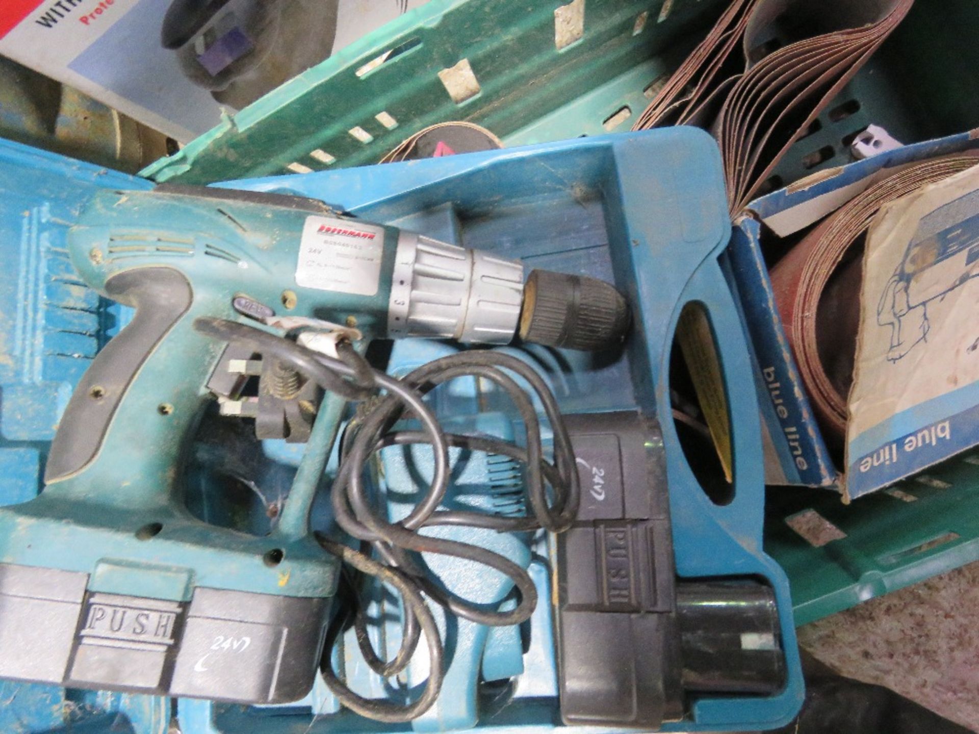 BELT SANDER, DRILL PLUS SANDING PAPERS. THIS LOT IS SOLD UNDER THE AUCTIONEERS MARGIN SCHEME, THE - Image 7 of 8