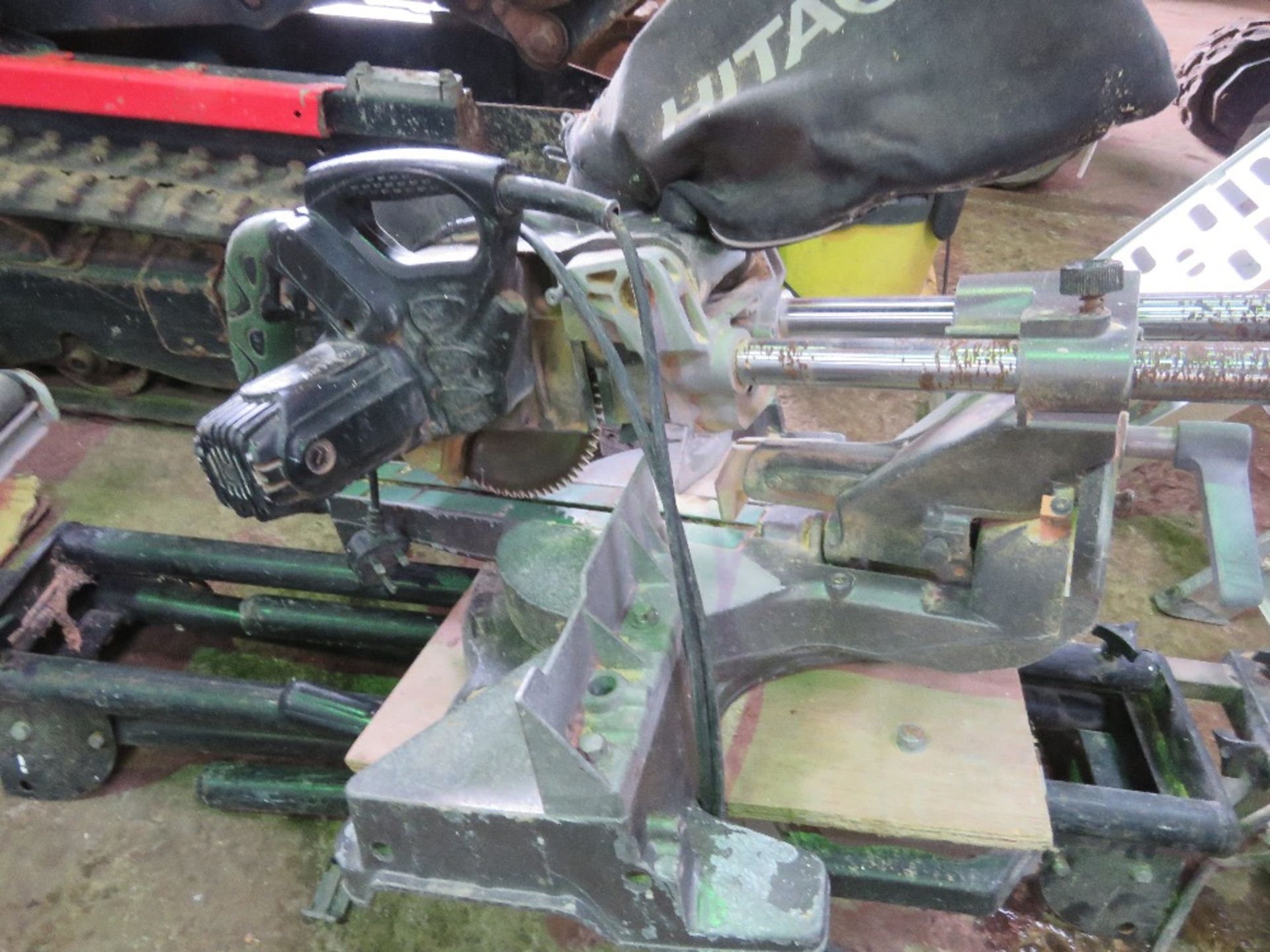 HITACHI 240VOLT POWERED CROSS CUT MITRE SAW PLUS STAND. OWNER RETIRING AND EMMIGRATING. THIS LOT I - Image 9 of 9