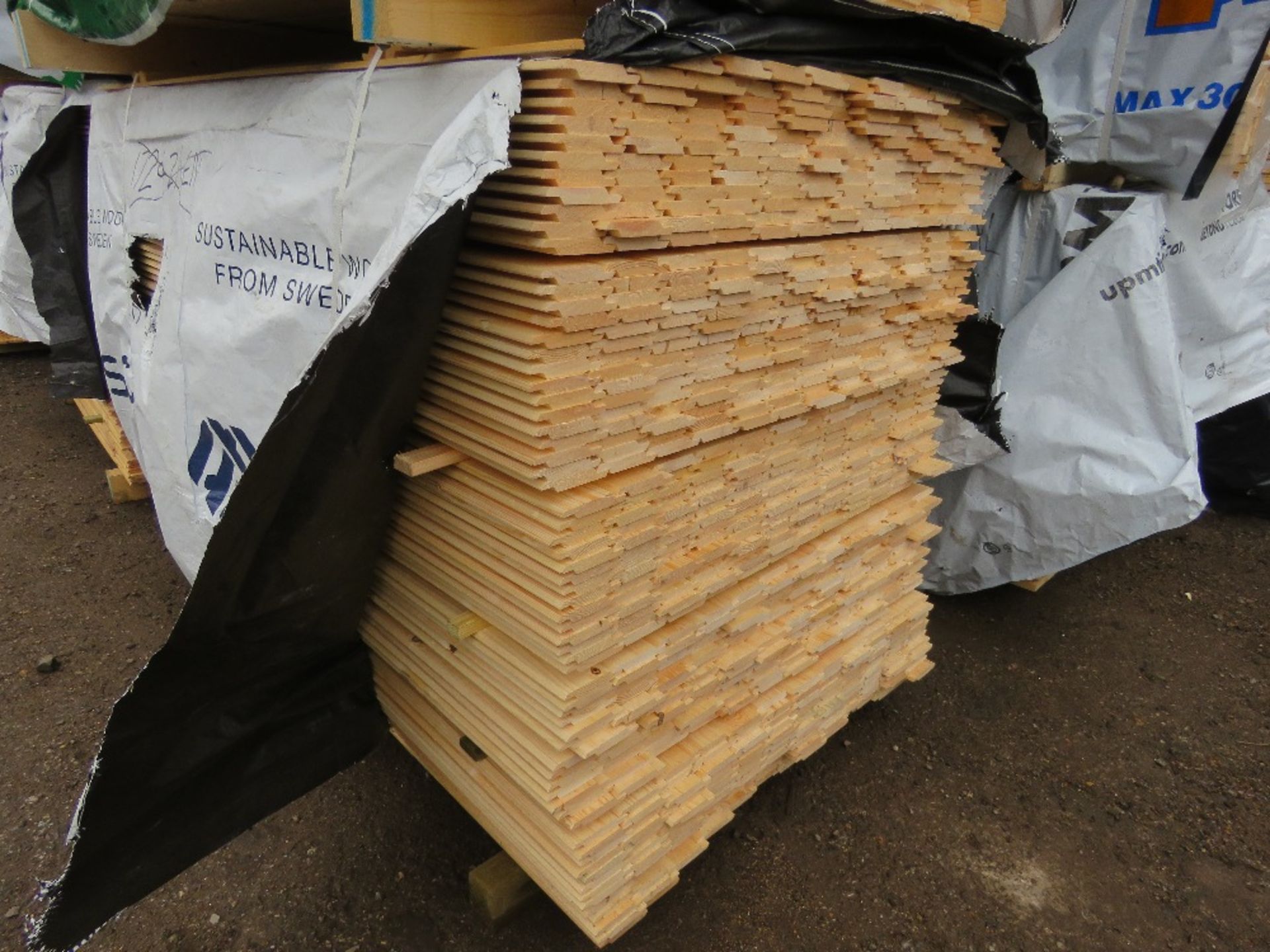 EXTRA LARGE PACK OF UNTREATED SHIPLAP TYPE TIMBER FENCE CLADDING BOARDS: 100MM WIDTH @ 1.72M LENGTH