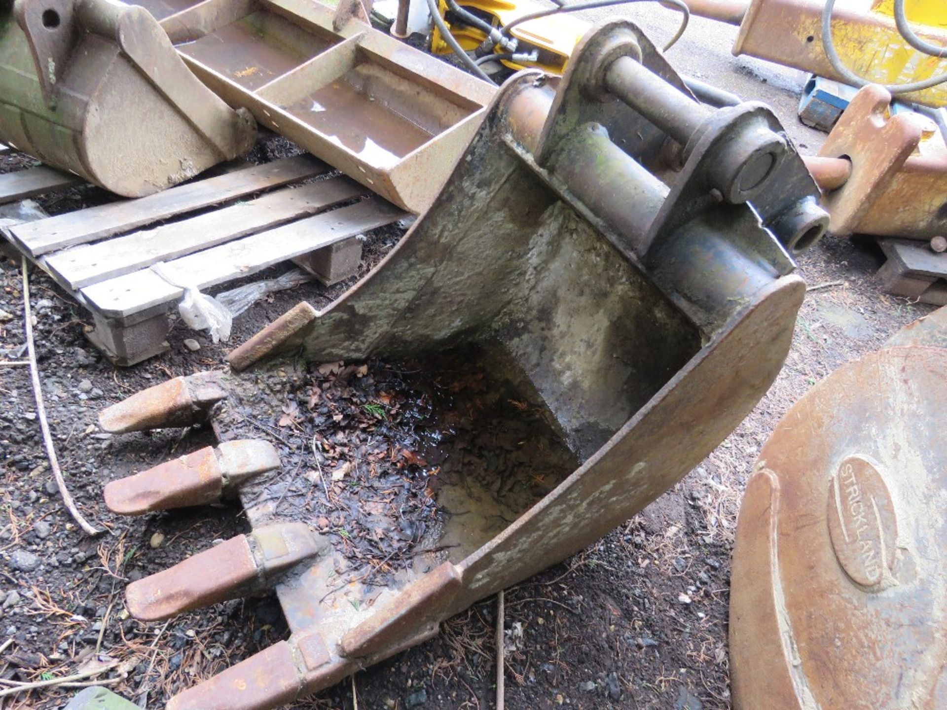 EXCAVATOR BUCKET, 2FT WIDTH WITH 50MM PINS APROS, SUITABLE FOR 8 TONNE MACHINE. THIS LOT IS SOLD