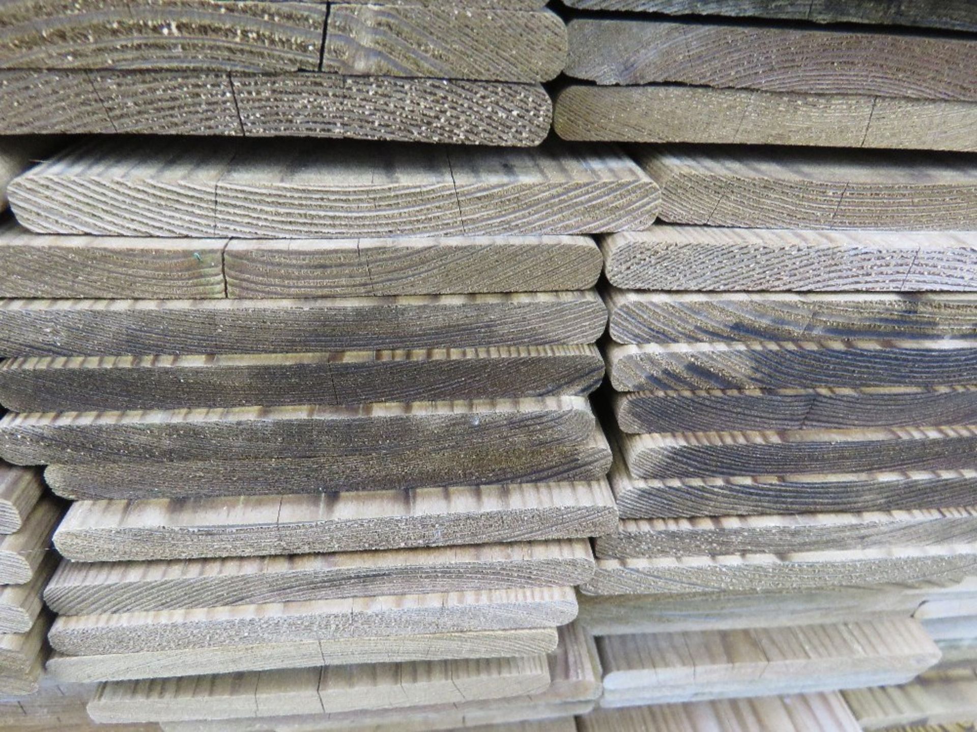 2 X PACKS OF PRESSURE TREATED HIT AND MISS FENCE CLADDING TIMBER BOARDS: 1.45M LENGTH X 100MM WIDTH - Image 3 of 3