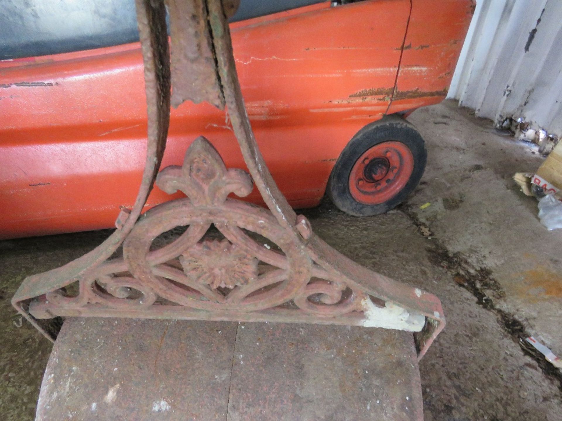 ANTIQUE GARDEN ROLLER. THIS LOT IS SOLD UNDER THE AUCTIONEERS MARGIN SCHEME, THEREFORE NO VAT WIL - Image 2 of 3