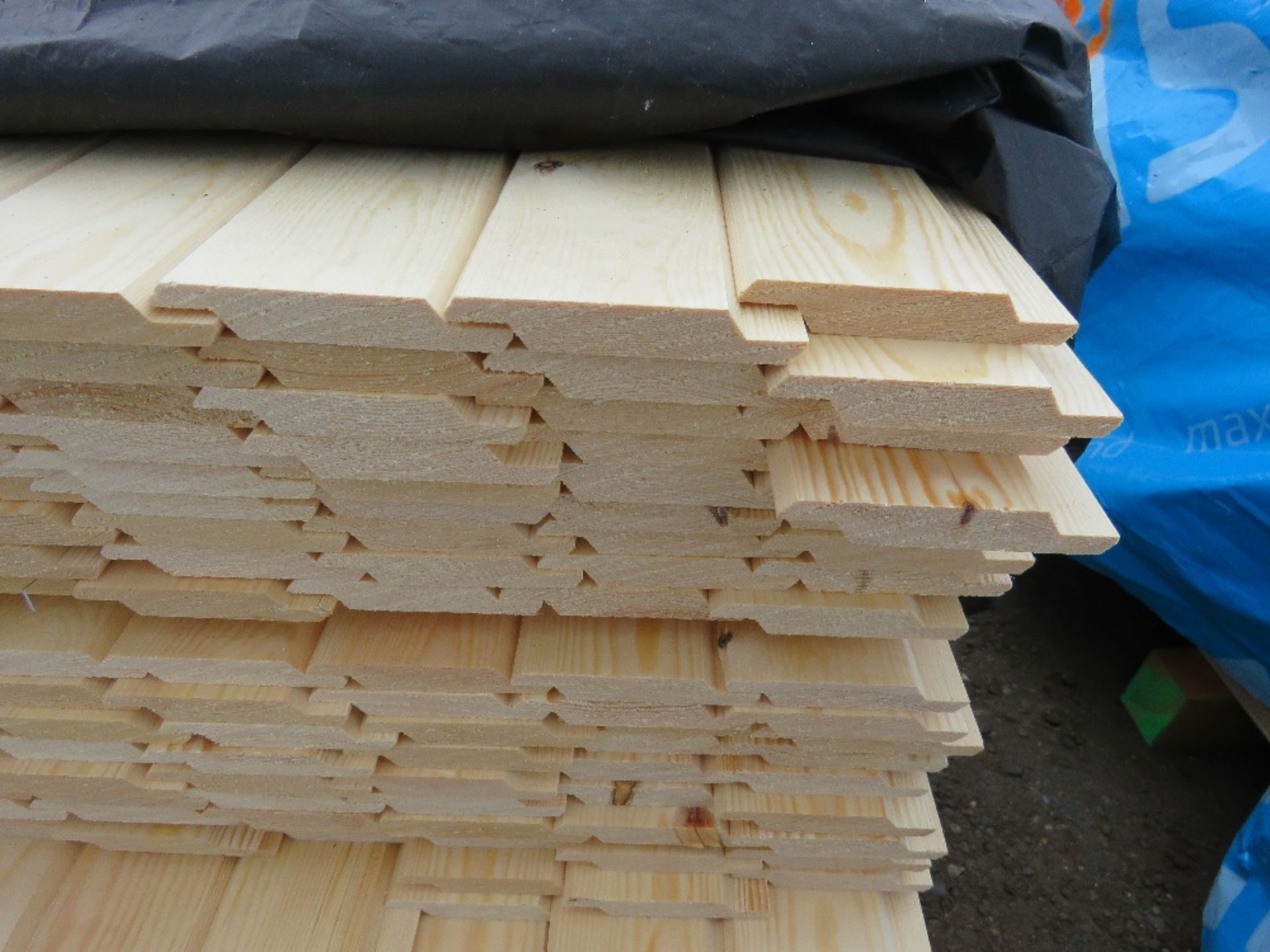 PACK OF UNTREATED SHIPLAP TIMBER FENCE CLADDING BOARDS: 1.55M LENGTH X 100MM WIDTH APPROX. - Image 3 of 3