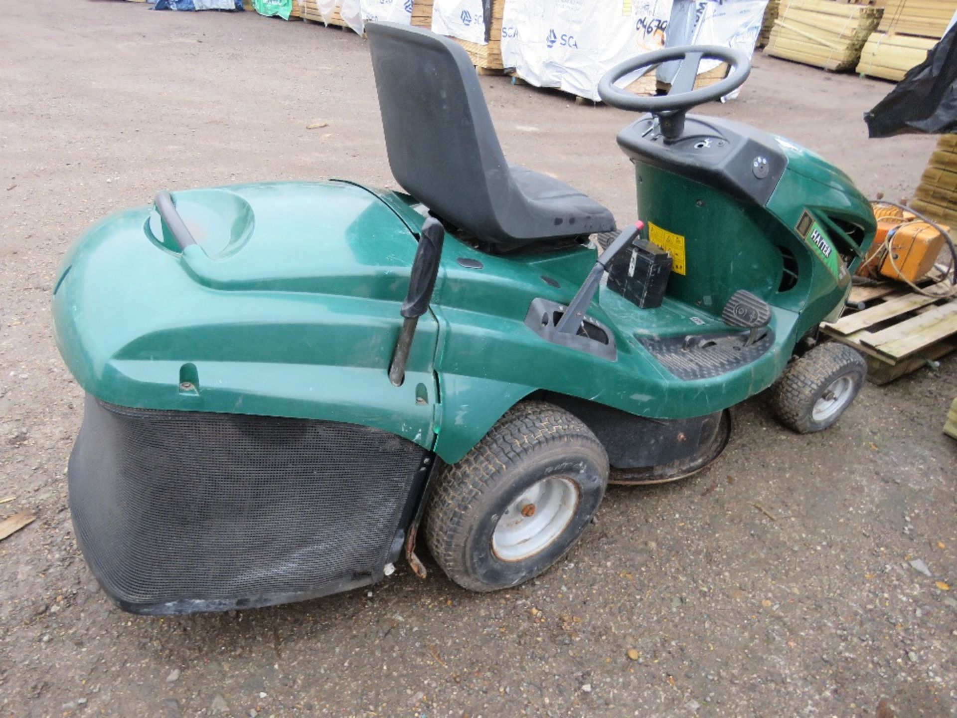 HAYTER HERITAGE RS82 RIDE ON HYDRO MOWER WITH COLLECTOR - Image 3 of 6