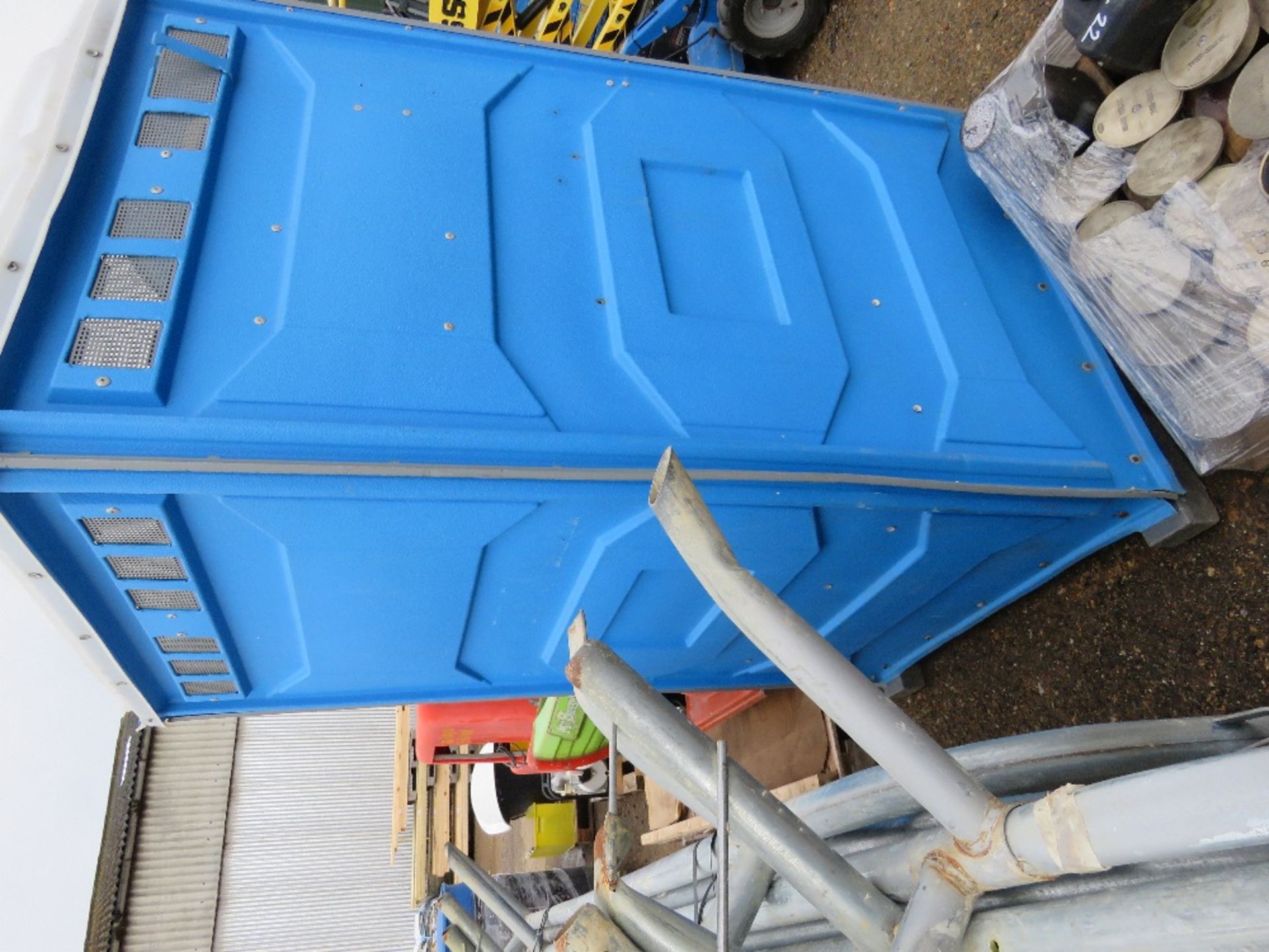 PORTABLE SITE TOILET. EMPTY AND BLUE RINSE ADDED. THIS LOT IS SOLD UNDER THE AUCTIONEERS MARGIN S - Image 3 of 5