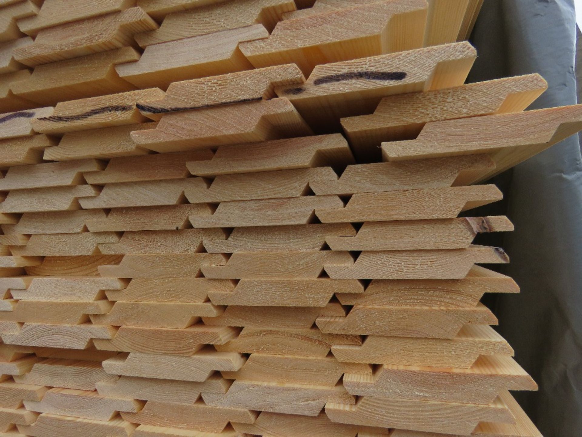 LARGE PACK OF UNTREATED SHIPLAP TIMBER FENCE CLADDING BOARDS: 100MM WIDTH @ 1.73M LENGTH APPROX. - Image 3 of 3