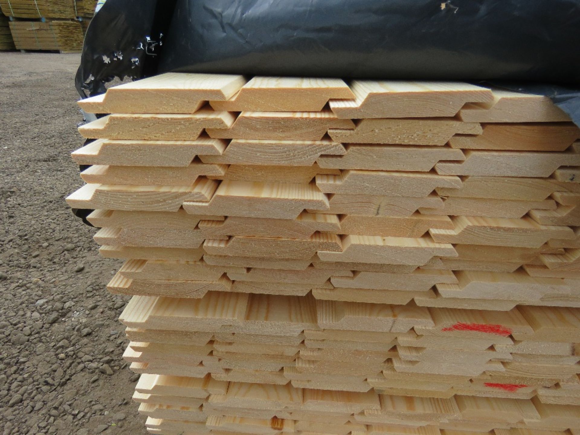 SMALL PACK OF UNTREATED SHIPLAP TIMBER FENCE CLADDING BOARDS: 1.42M LENGTH X 100MM WIDTH APPROX. - Image 2 of 3