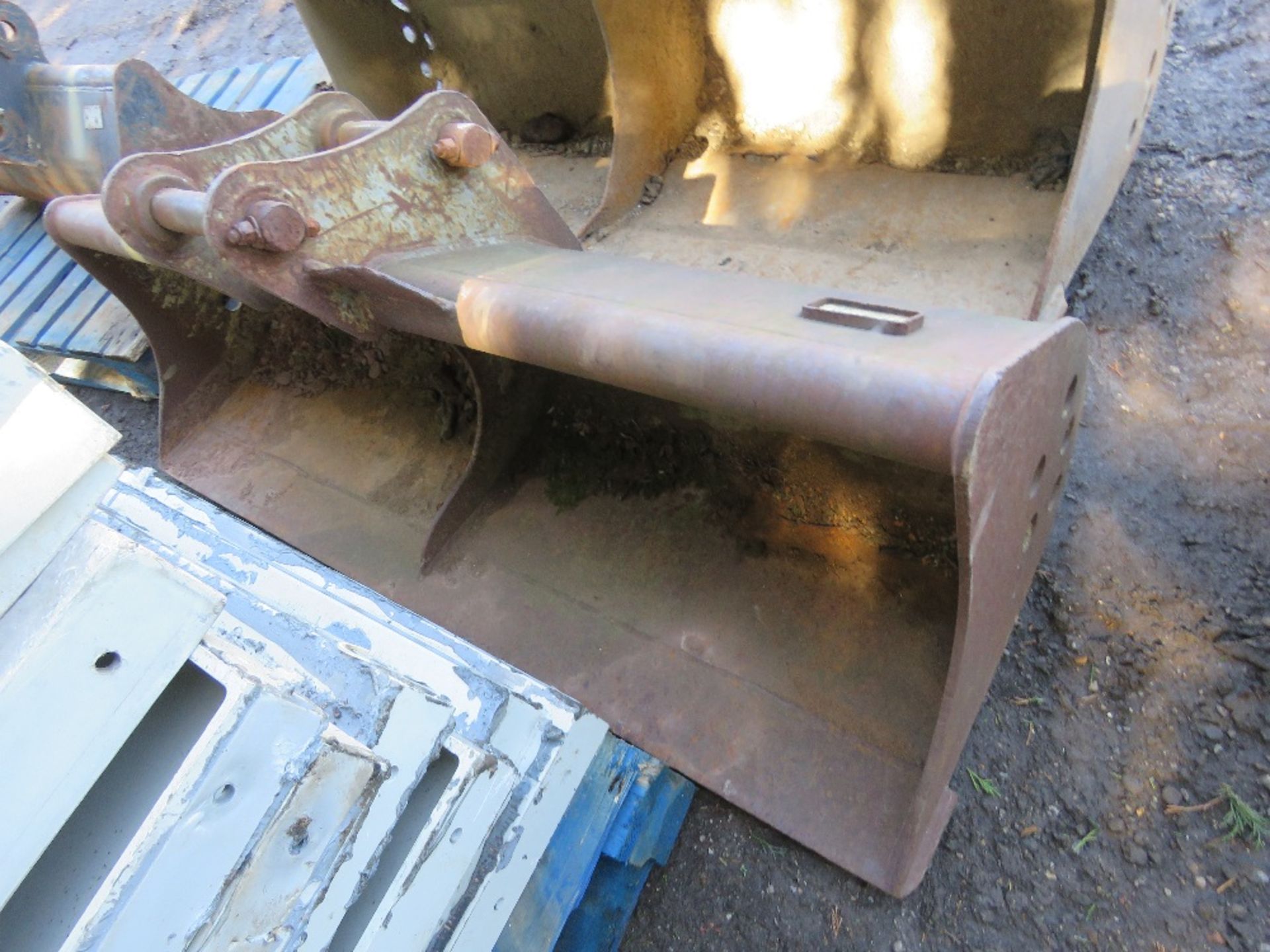 EXCAVATOR GRADING BUCKET: 5FT WIDTH ON 60MM PINS APPROX. - Image 2 of 2