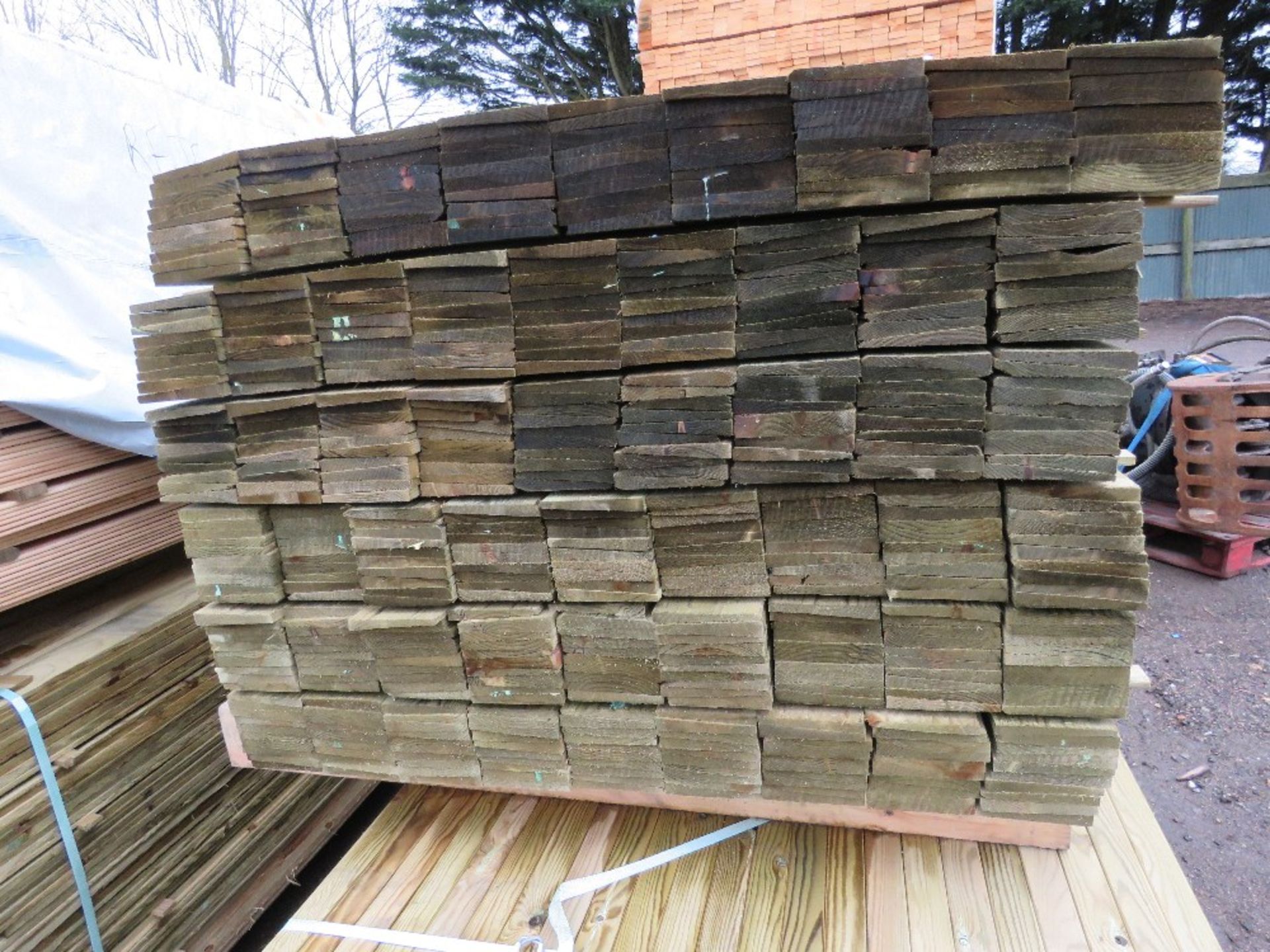 LARGE PACK OF PRESSURE TREATED FEATHER EDGE CLADDING TIMBER BOARDS: 1.35M LENGTH X 100MM WIDTH APPRO - Image 2 of 3