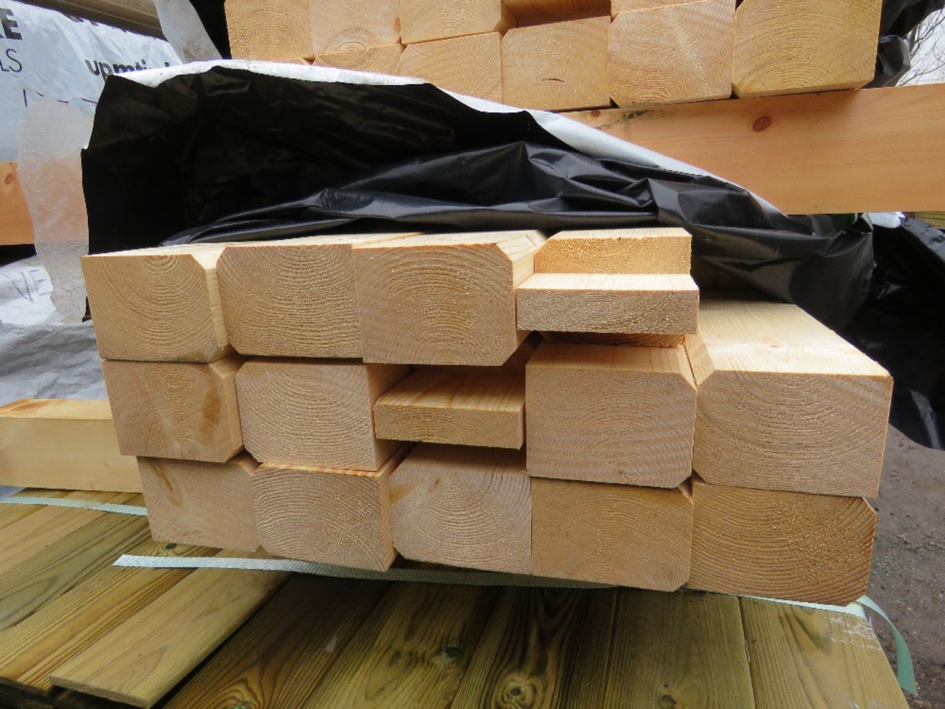 PACK OF 15NO UNTREATED TIMBER POSTS: 100MM X 70MM @ 1.75M LENGTH APPROX. - Image 2 of 3