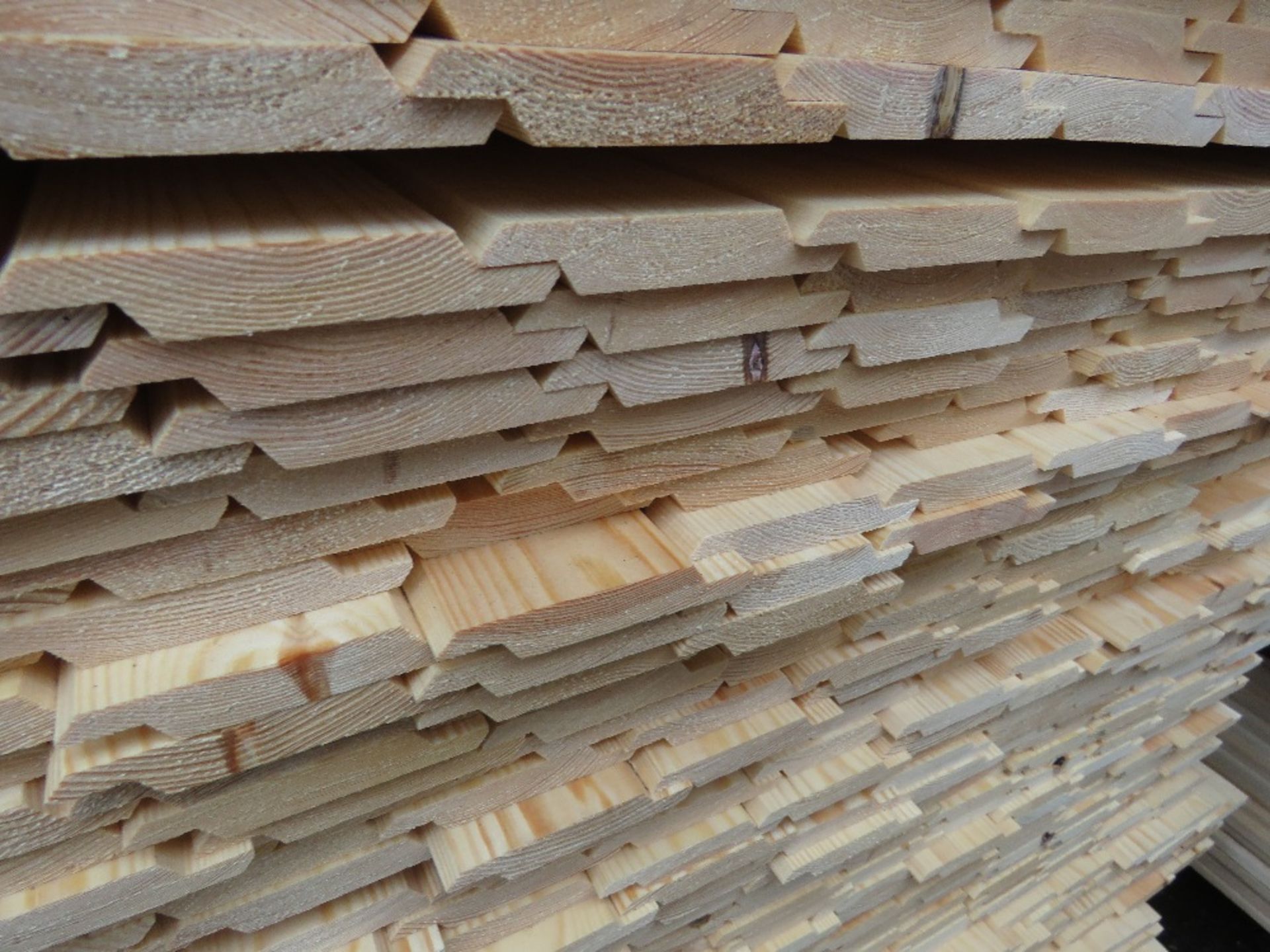 EXTRA LARGE PACK OF UNTREATED SHIPLAP TIMBER FENCE CLADDING BOARDS: 100MM WIDTH @ 1.73M LENGTH APPRO - Image 3 of 3