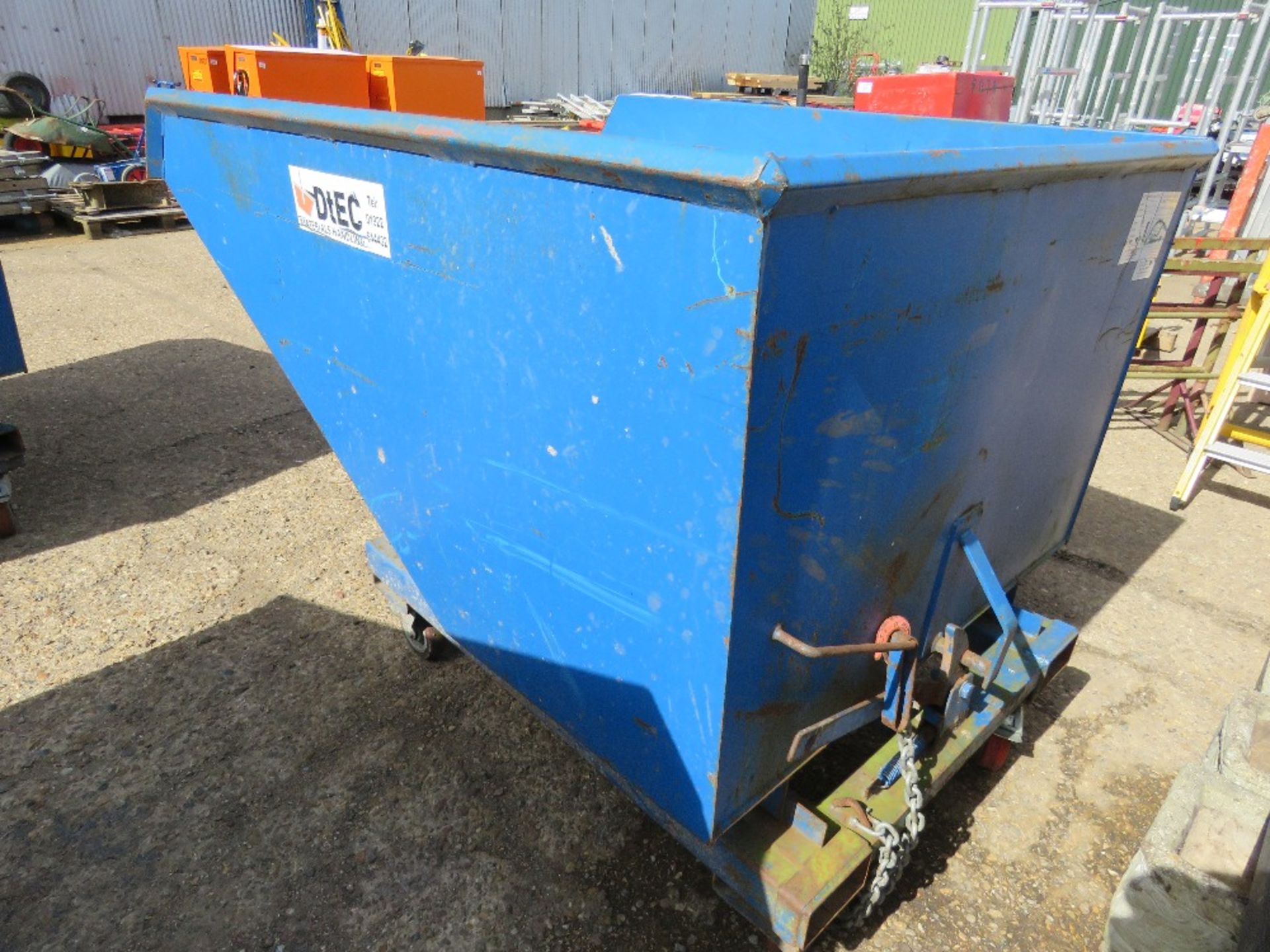 WHEELED FORKLIFT MOUNTED TIPPING SKIP, DtEC BRAND, ON WHEELS. LIGHT WEIGHT PREVIOUS USEAGE. - Image 4 of 6