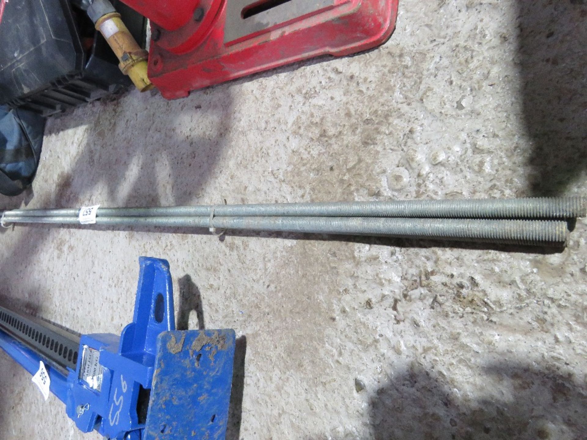 BUNDLE OF HEAVY DUTY THREADED ROD/BAR. THIS LOT IS SOLD UNDER THE AUCTIONEERS MARGIN SCHEME, THEREF