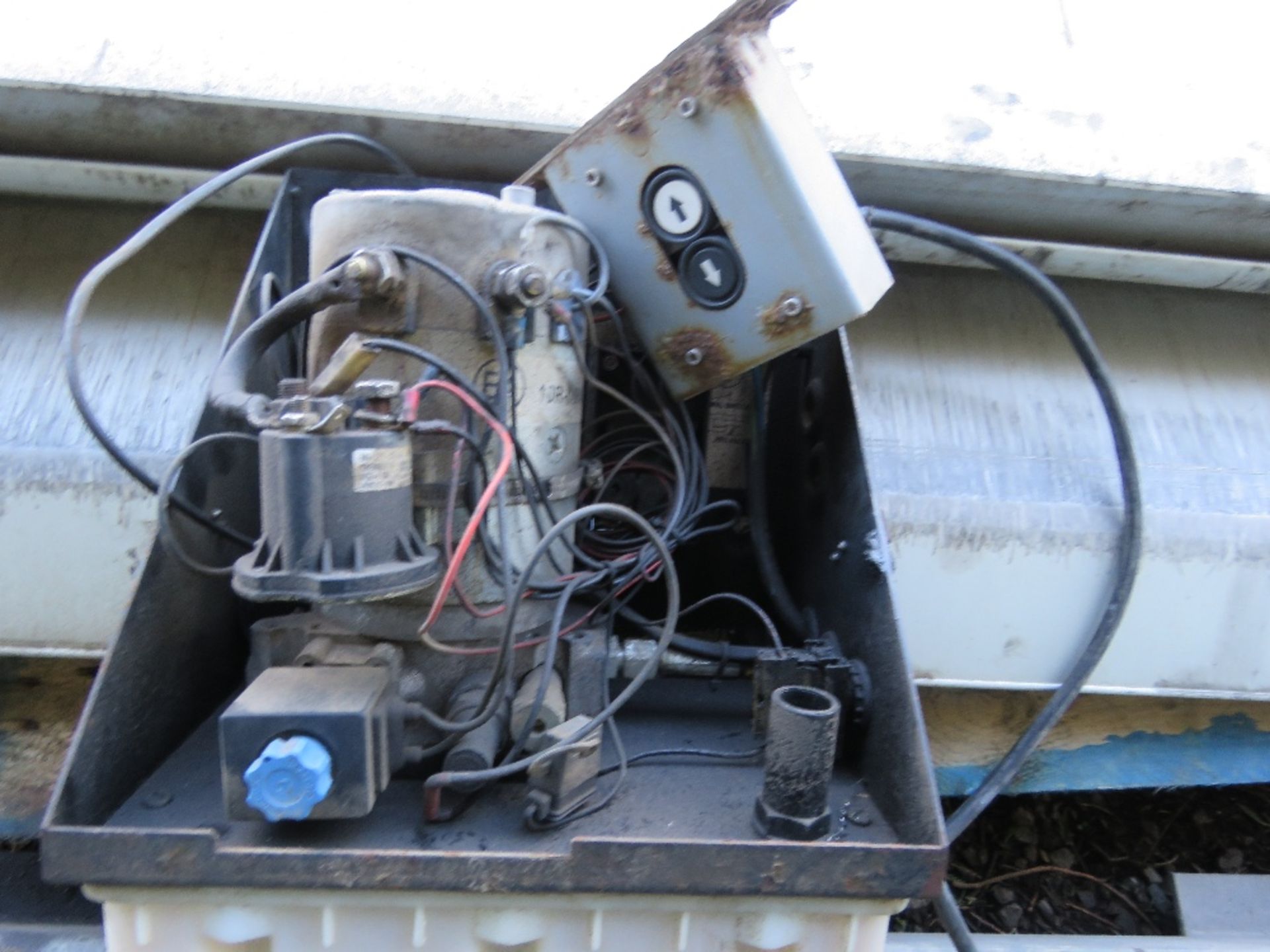 PALFINGER LORRY MOUNTED TAIL LIFT WITH PUMP ASSEMBLY, BELIEVED TO BE FOR 7.5TONNE TRUCK. - Image 3 of 6