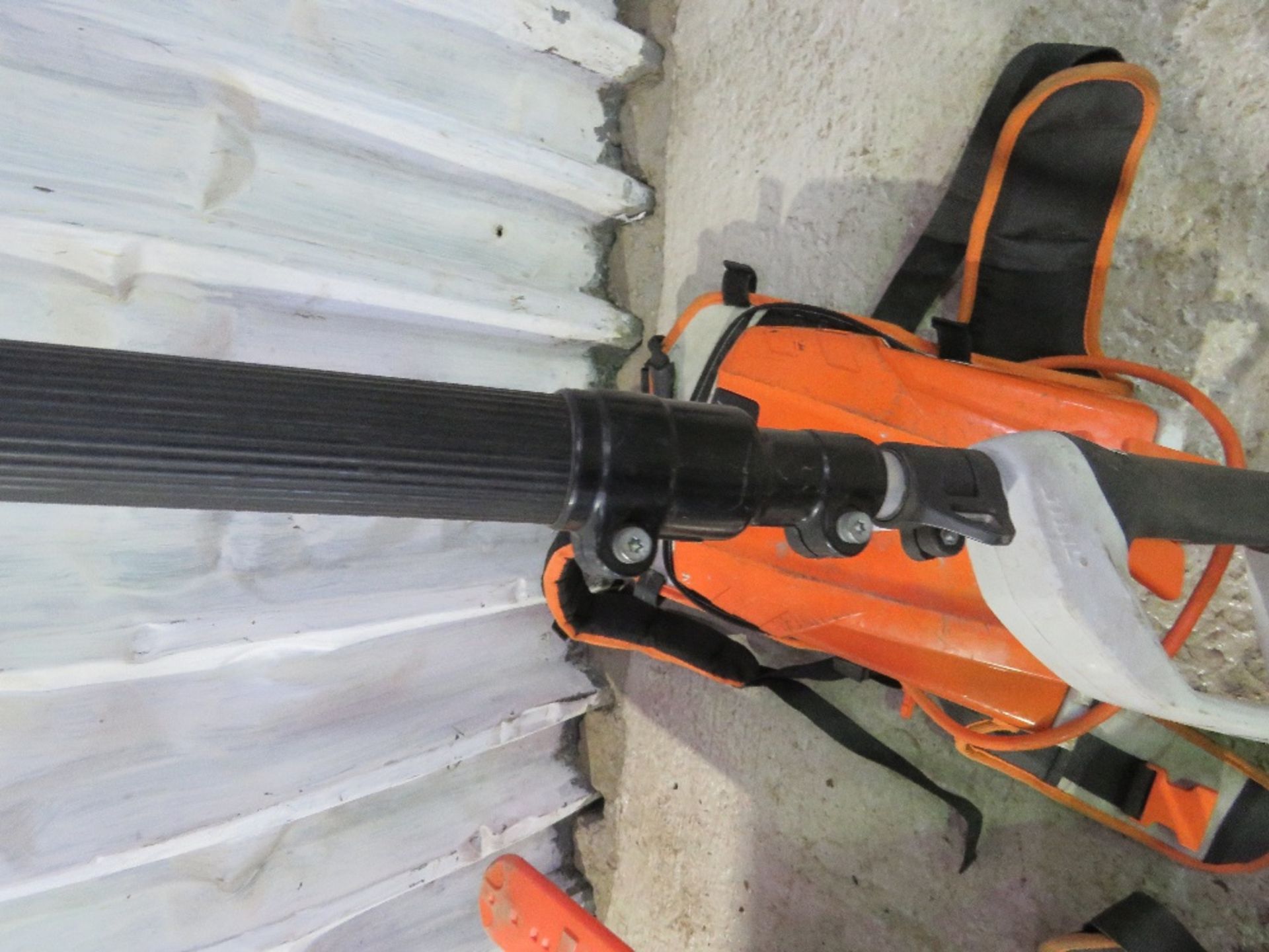 STIHL BATTERY POWERED TELESCOPIC POLE HLA85 HEDGE TRIMMER SUPPLIED WITH AN AR3000 LITHIUM BACK PAC - Image 6 of 6