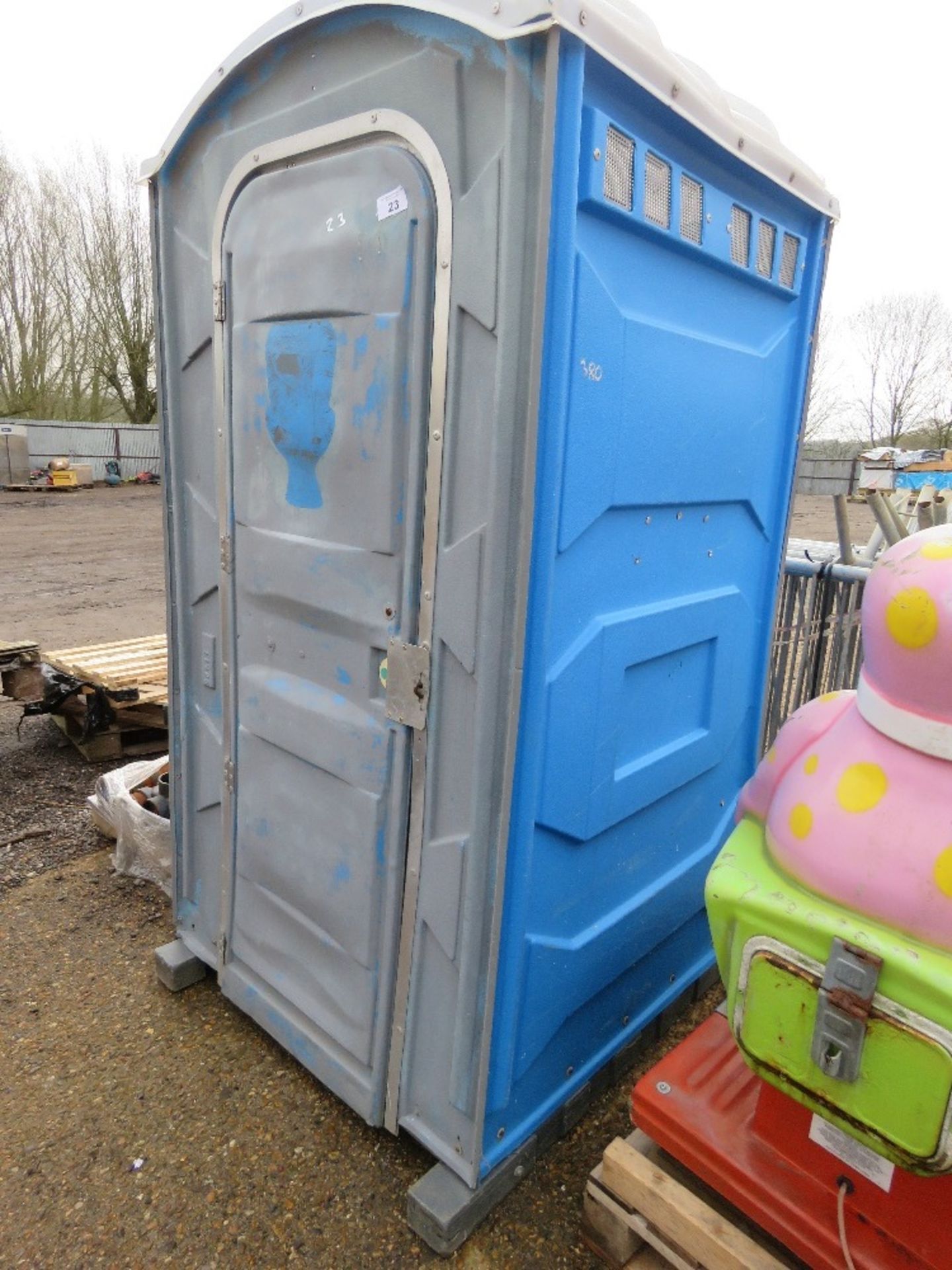 PORTABLE SITE TOILET. EMPTY AND BLUE RINSE ADDED. THIS LOT IS SOLD UNDER THE AUCTIONEERS MARGIN S