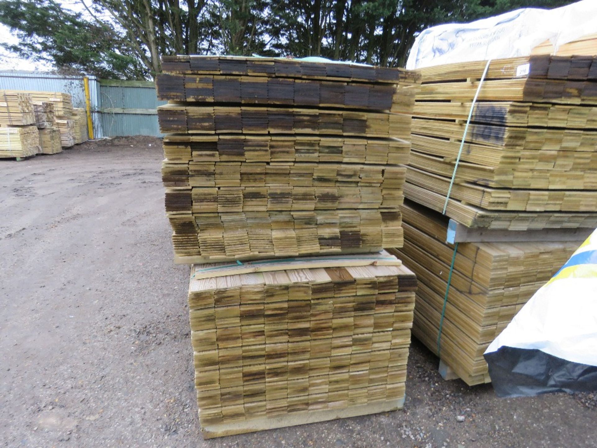 2 X PACKS OF PRESSURE TREATED HIT AND MISS FENCE CLADDING TIMBER BOARDS: 1.45M LENGTH X 100MM WIDTH - Image 2 of 3
