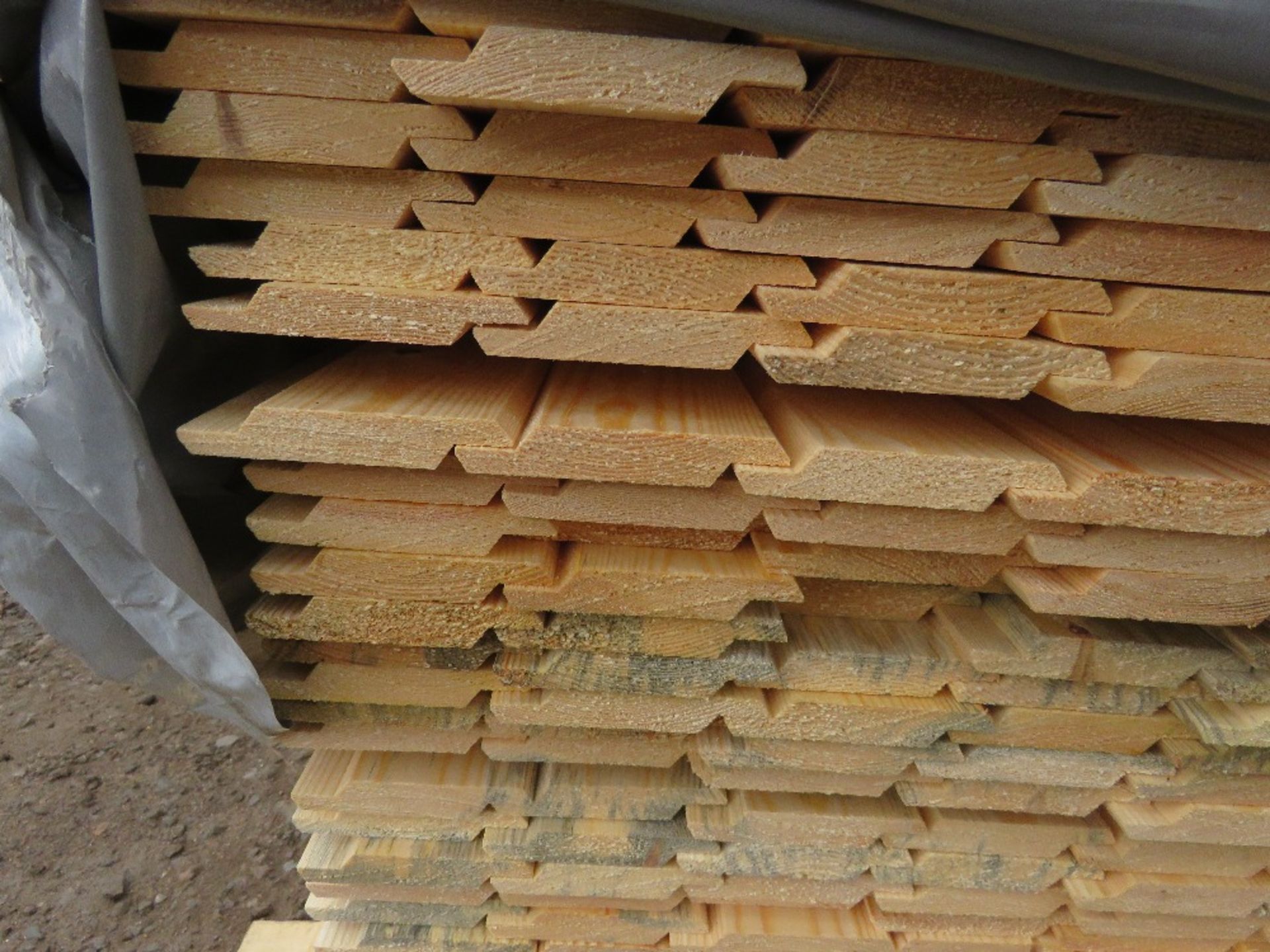 PACK OF UNTREATED SHIPLAP TIMBER FENCE CLADDING BOARDS: 1.72M LENGTH X 100MM WIDTH APPROX. - Image 3 of 3