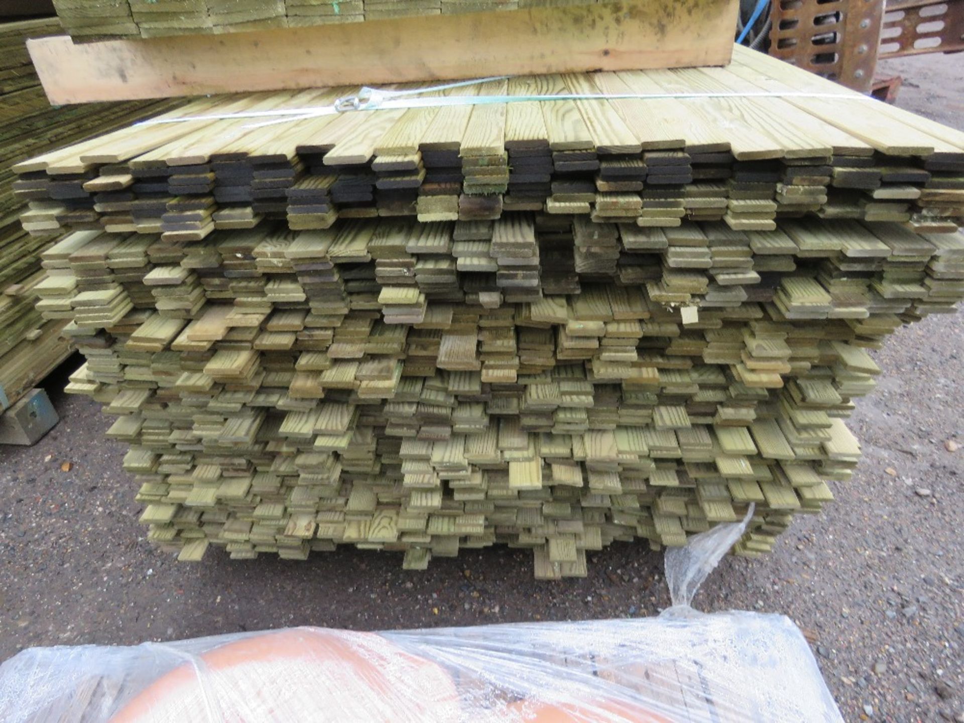 LARGE PACK OF PRESSURE TREATED VENTIAN SLAT CLADDING TIMBER 1.74M LENGTH X 45MM X 17 MM WIDTH APPRO - Image 2 of 3