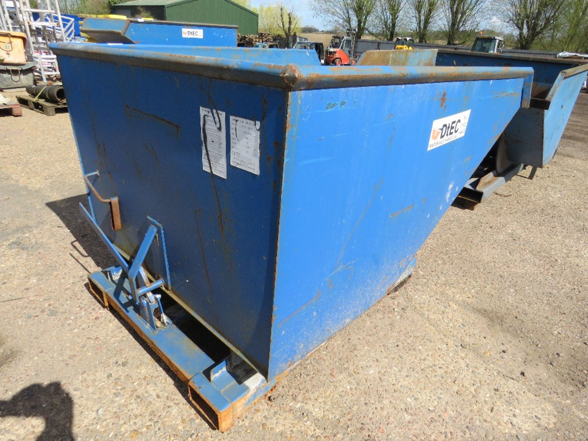 FORKLIFT MOUNTED TIPPING SKIP. LIGHT WEIGHT PREVIOUS USEAGE. - Image 3 of 6