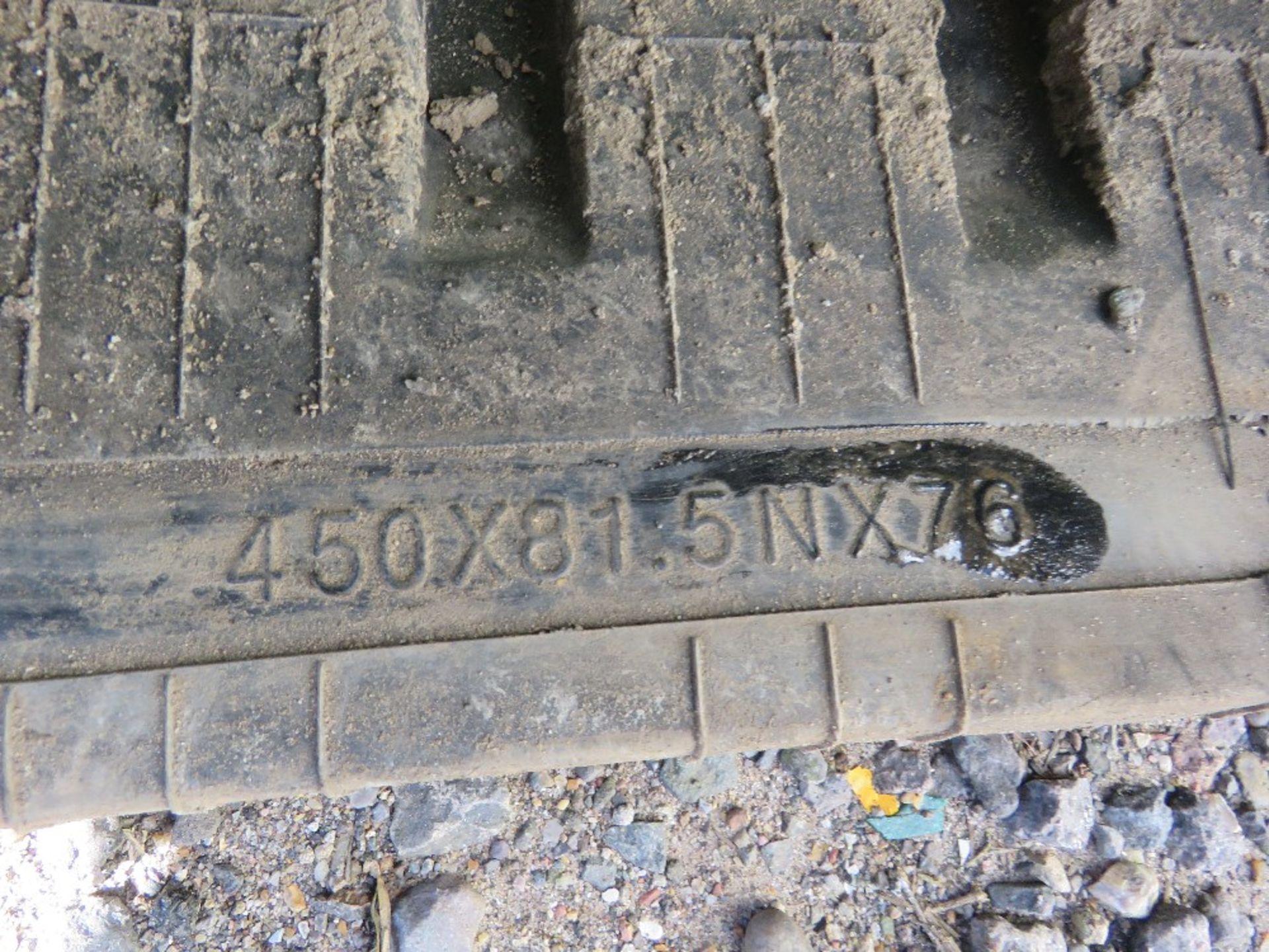 RUBBER EXCAVATOR TRACK, FOR 8 TONNE APPROX, 450X81.5NX76 SIZE. - Image 3 of 5