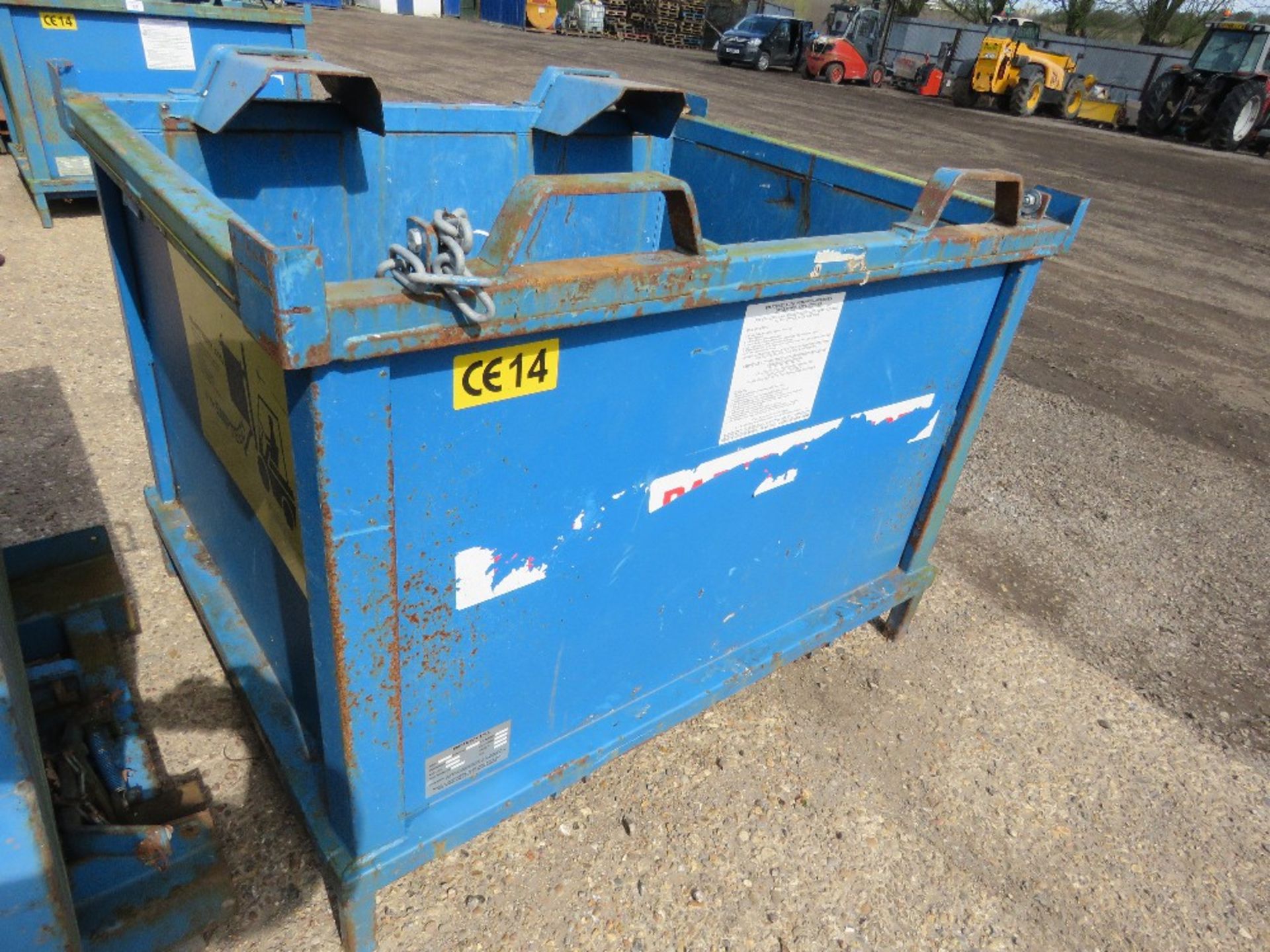 EMPTEEZY FORKLIFT MOUNTED BOTTOM EMTYING SKIP, 1250KG RATED CAPACITY. LIGHT WEIGHT PREVIOUS USEAGE. - Image 4 of 6