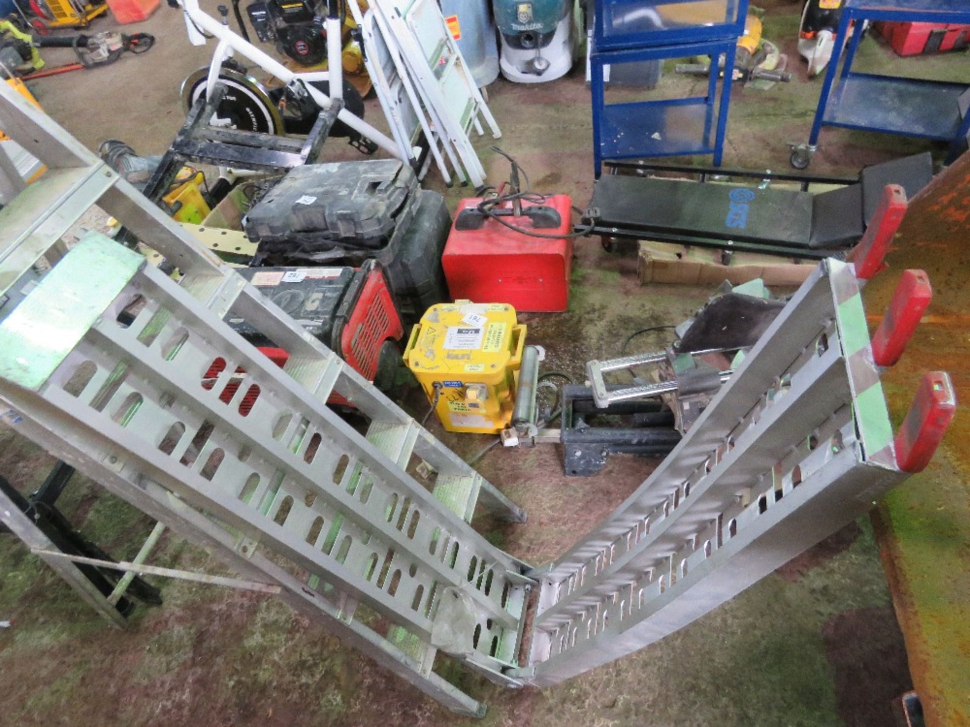 ALUMINIUM STEPS AND A FOLDING ALUMINIUM RAMP. OWNER RETIRING AND EMMIGRATING. THIS LOT IS SOLD UND - Image 3 of 4