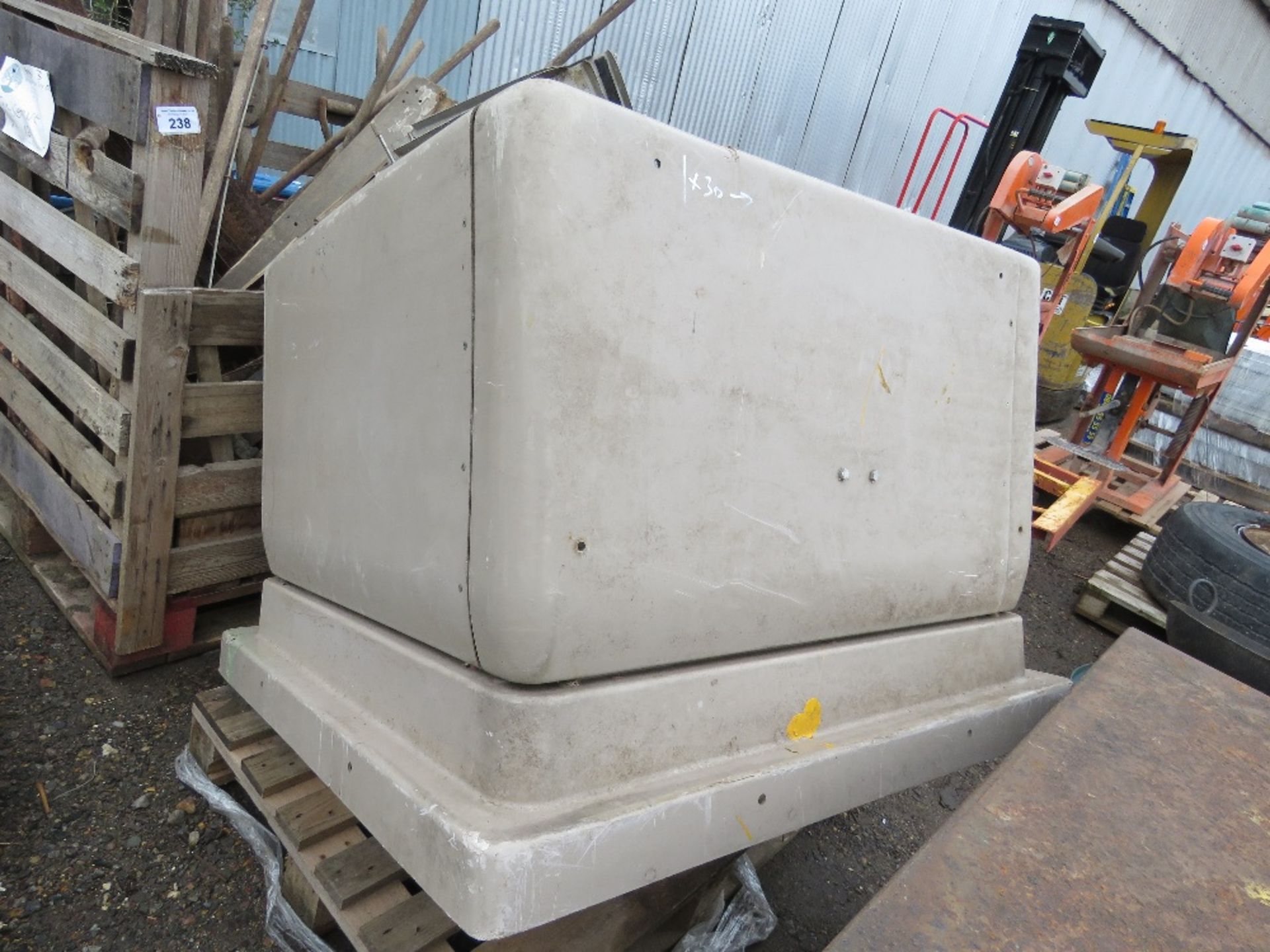 LARGE EXTRACTOR FAN UNIT WITH COWLING. THIS LOT IS SOLD UNDER THE AUCTIONEERS MARGIN SCHEME, THEREF - Image 4 of 5