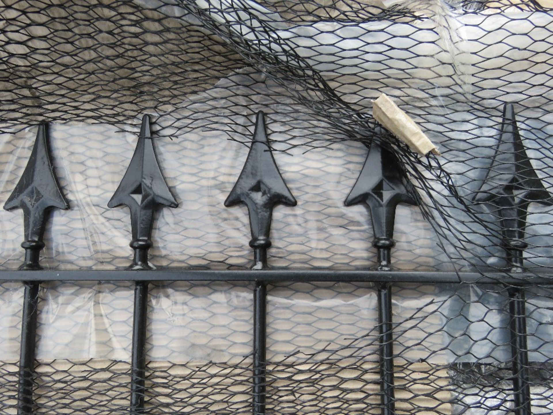 4NO METAL ORNATE METAL SPIKE TOPPED BRICK WALL TOPS, 48CM HEIGHT X 2M LENGTH APPROX. THIS LOT IS - Image 4 of 7