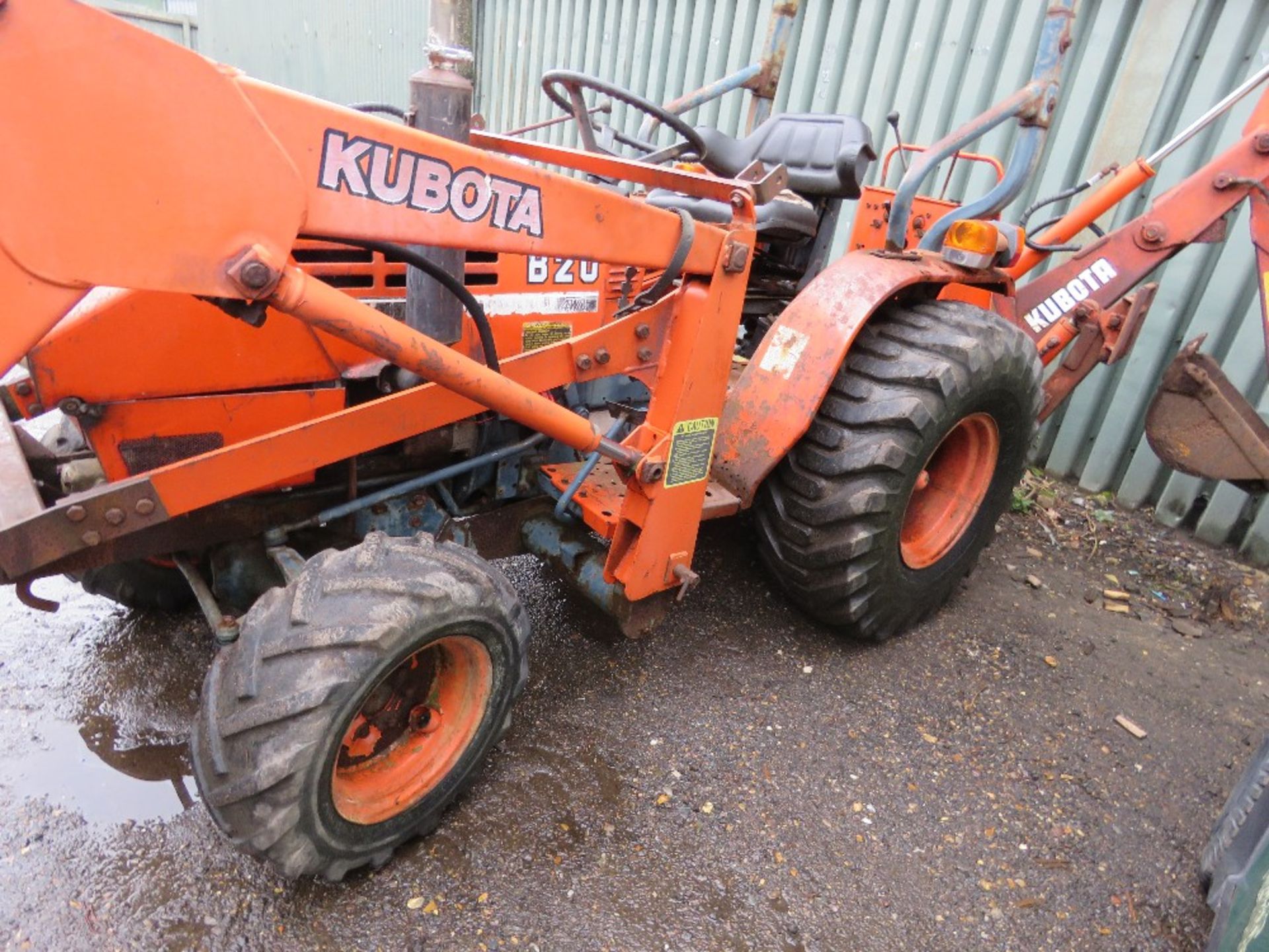 KUBOTA B20 4WD COMPACT LOADER TRACTOR WITH BACKHOE DIGGER. HYDRASTATIC DRIVE. 969 REC HOURS. WHEN TE - Image 3 of 13