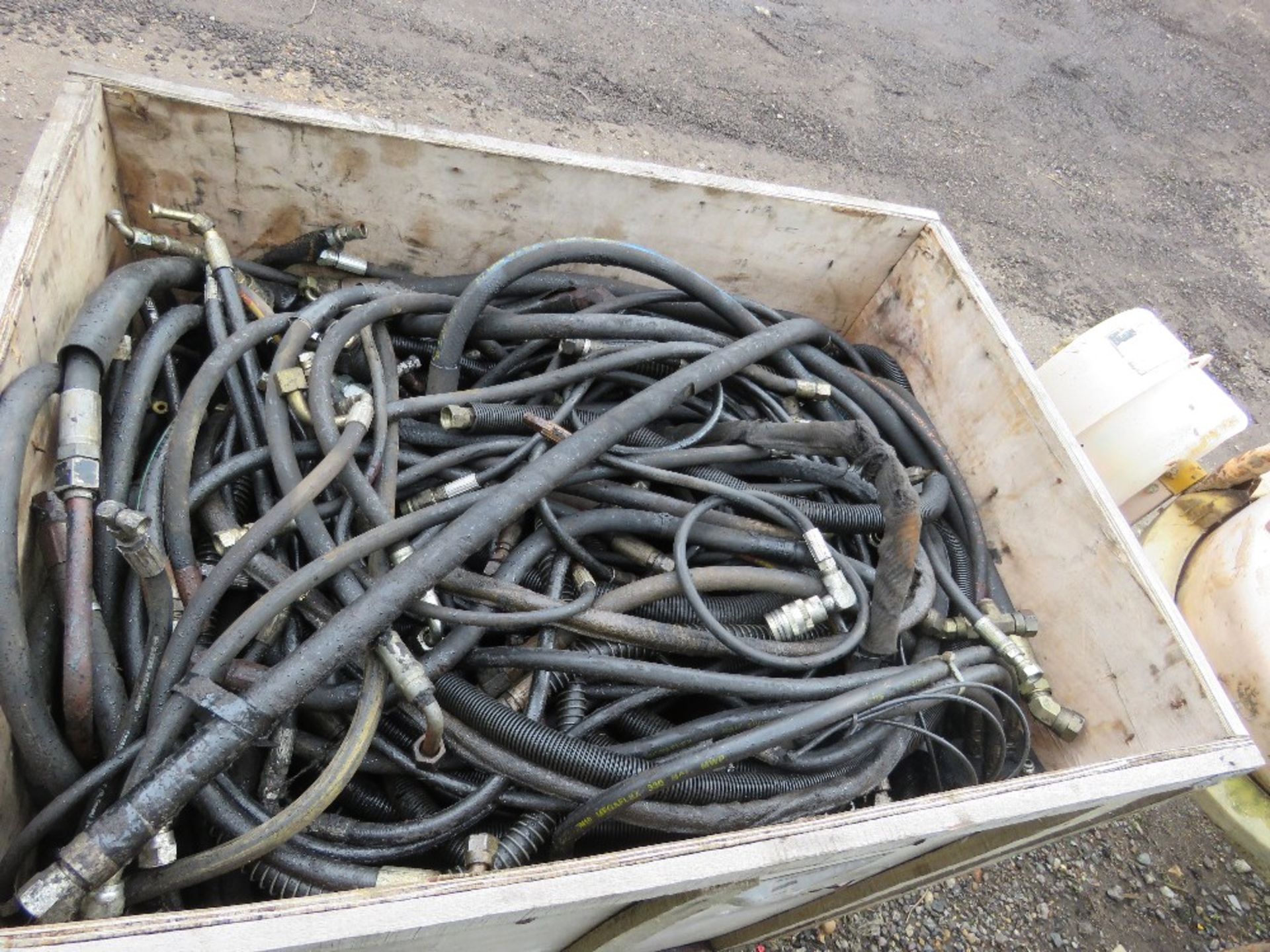 STILLAGE CONTAINING A LARGE QUANTITY OF ASSORTED HYDRAULIC HOSES. - Image 4 of 4