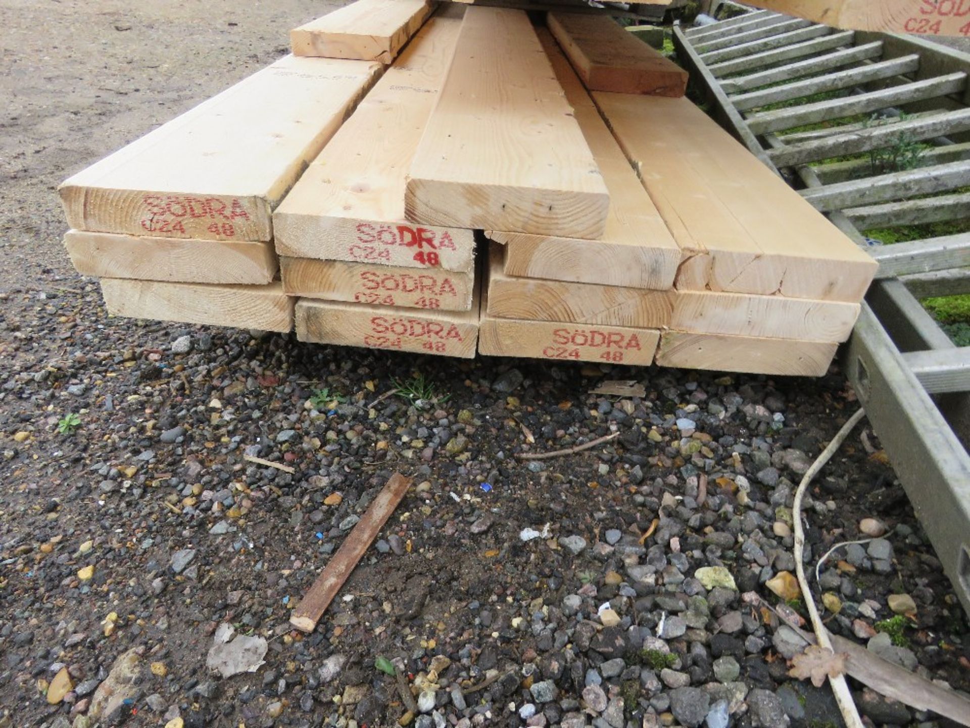 PALLET CONTAINING 8" X 2" TIMBERS: 3.4-4.2M LENGTH APPROX, 15NO PIECES IN TOTAL. SOURCED FROM DEMOL - Image 3 of 3