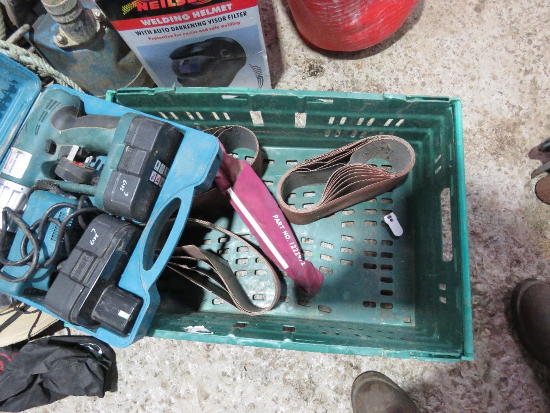 BELT SANDER, DRILL PLUS SANDING PAPERS. THIS LOT IS SOLD UNDER THE AUCTIONEERS MARGIN SCHEME, THE - Image 6 of 8