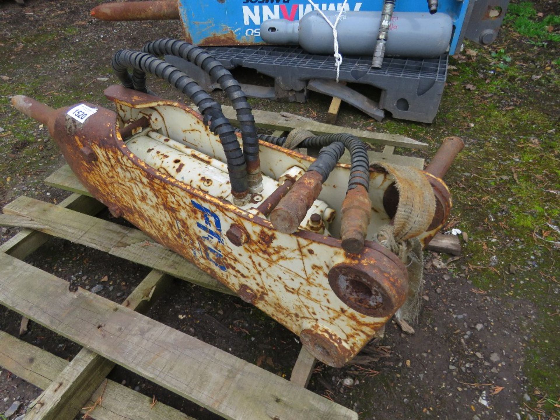 FRB HYDRAULIC EXCAVATOR BREAKER, PREVIOUSLY USED ON BOBCAT X 320. DESCRIBED AS HAVING BEEN WORKING W - Image 5 of 5