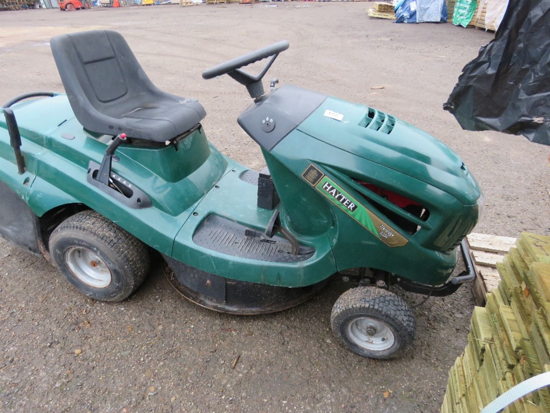 HAYTER HERITAGE RS82 RIDE ON HYDRO MOWER WITH COLLECTOR - Image 4 of 6