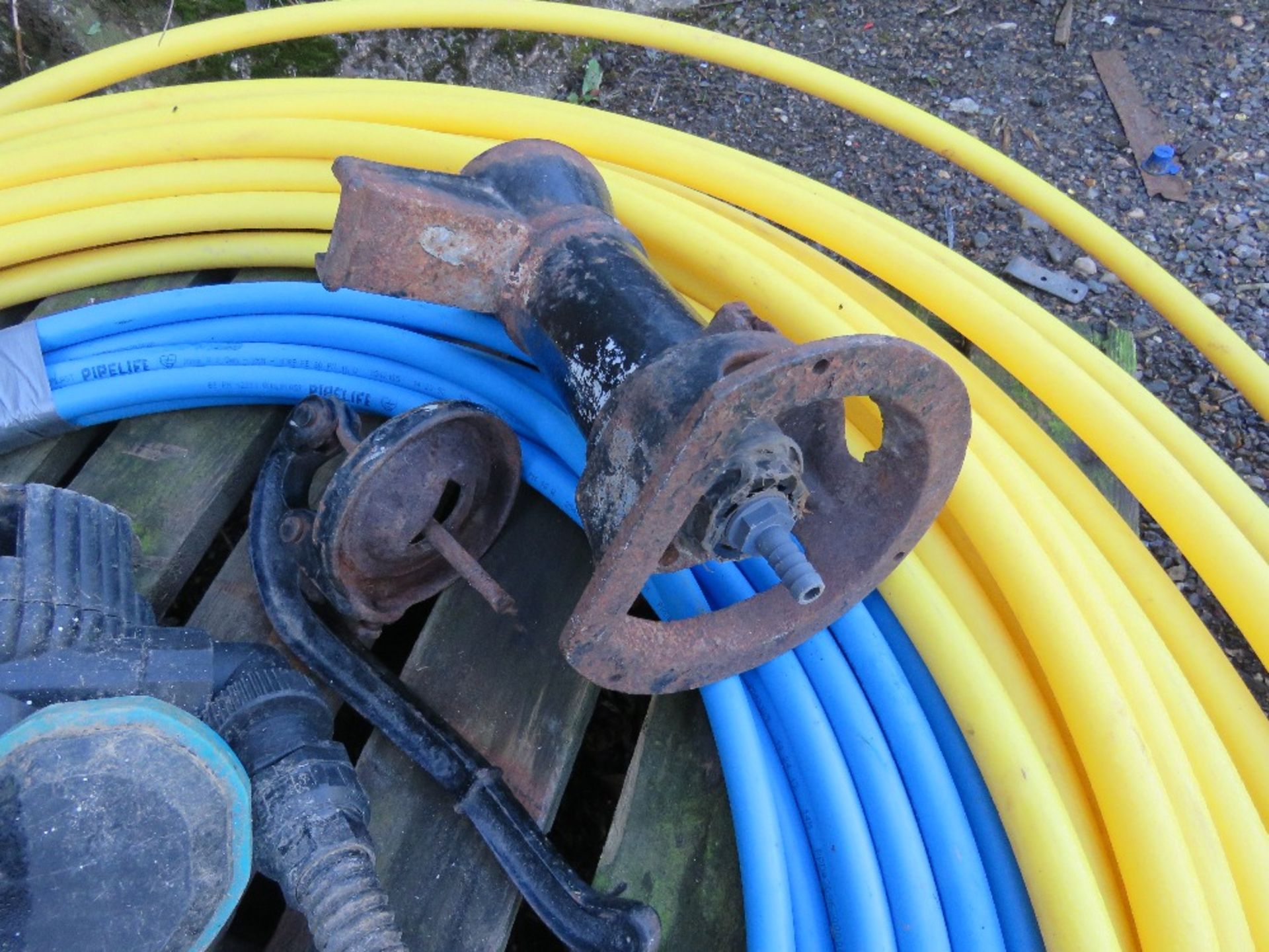 PALLET OF PLASTIC PIPES AND SUNDRIES: SUBMERSIBLE PUMP, HAND PUMP, TYRE INFLATOR. THIS LOT IS SOL - Image 4 of 6