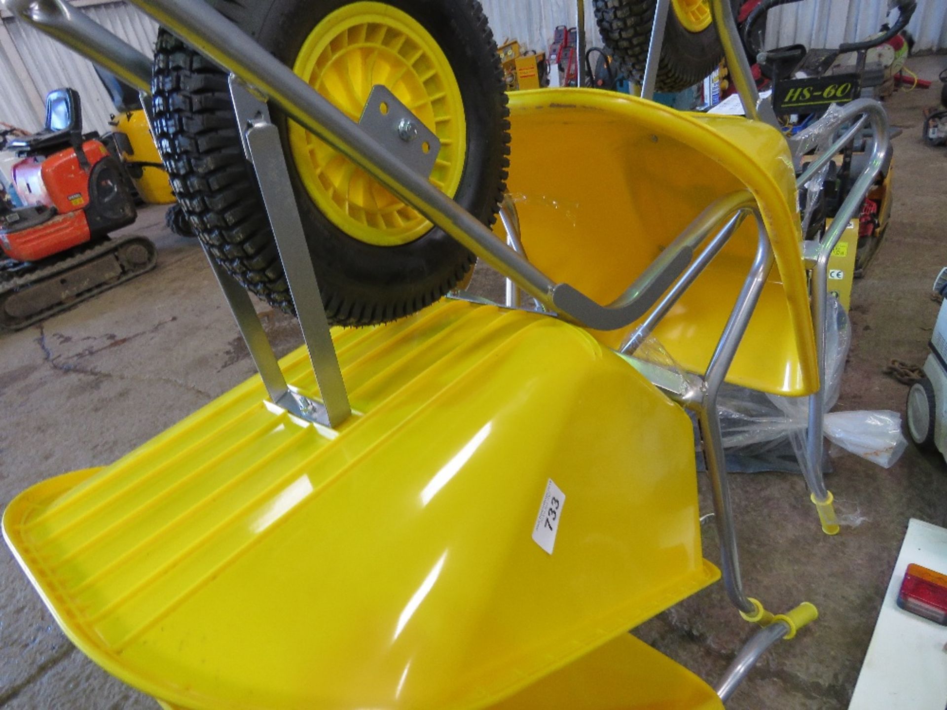 HEAVY DUTY BUILDER'S WHEELBARROW.