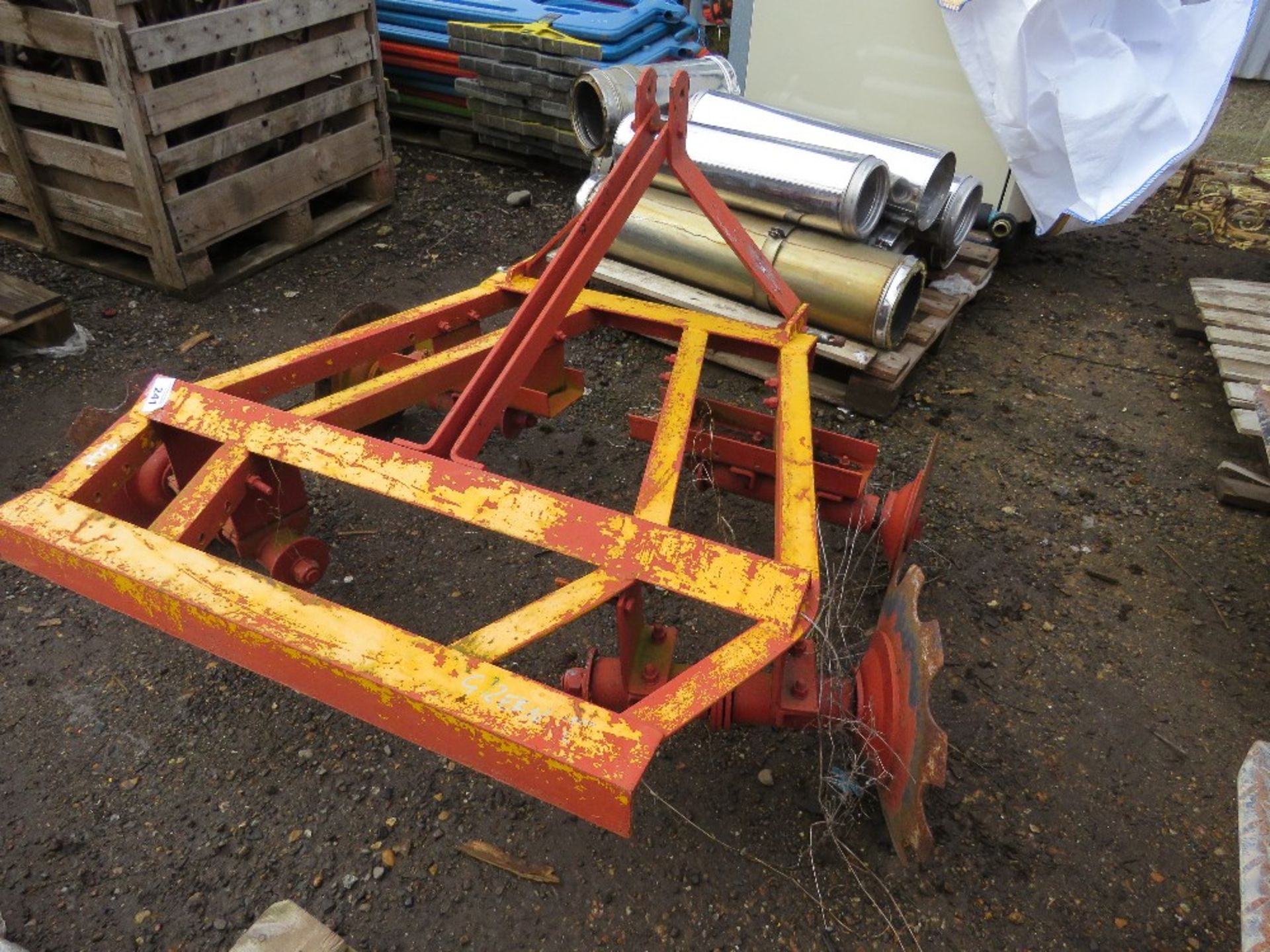 SET OF COMPACT TRACTOR MOUNTED DISC HARROWS, 5FT WIDE APPROX. - Image 3 of 4