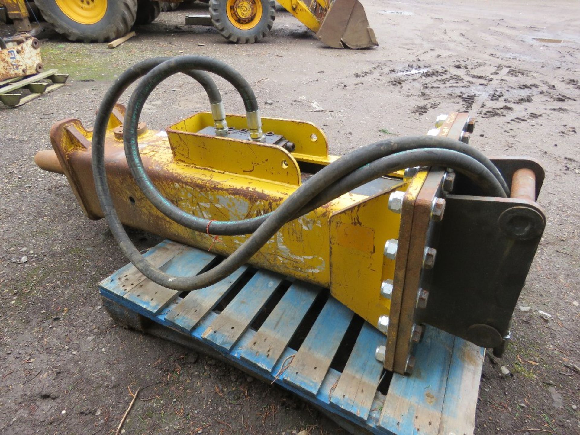 ARROWHEAD S180 HEAVY DUTY EXCAVATOR MOUNTED BREAKER ON 50MM PINS. CHECKED AND REGASSED. - Image 2 of 5