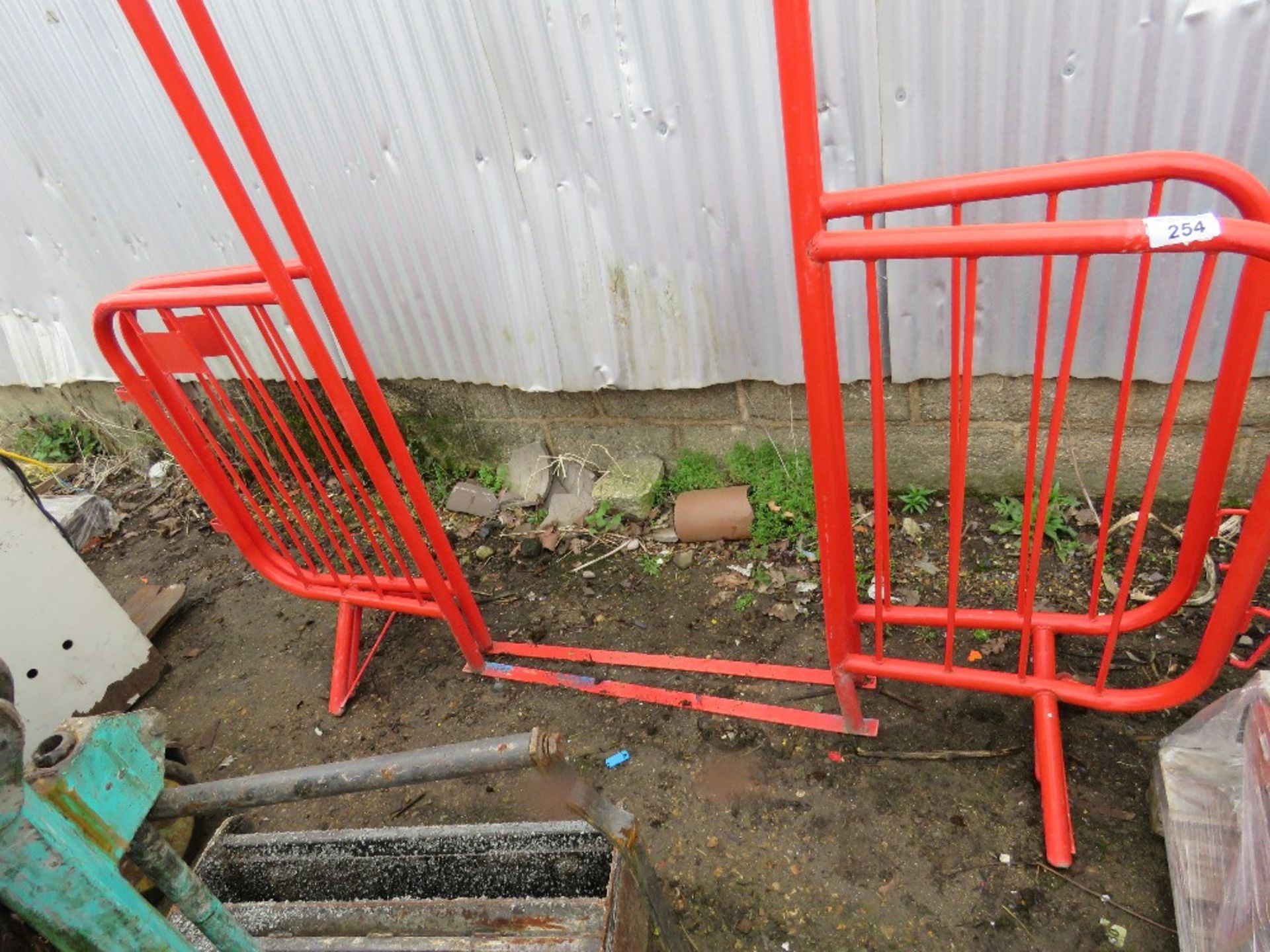 2 X RED METAL CROWD BARRIER GATES. THIS LOT IS SOLD UNDER THE AUCTIONEERS MARGIN SCHEME, THEREFOR - Image 2 of 4