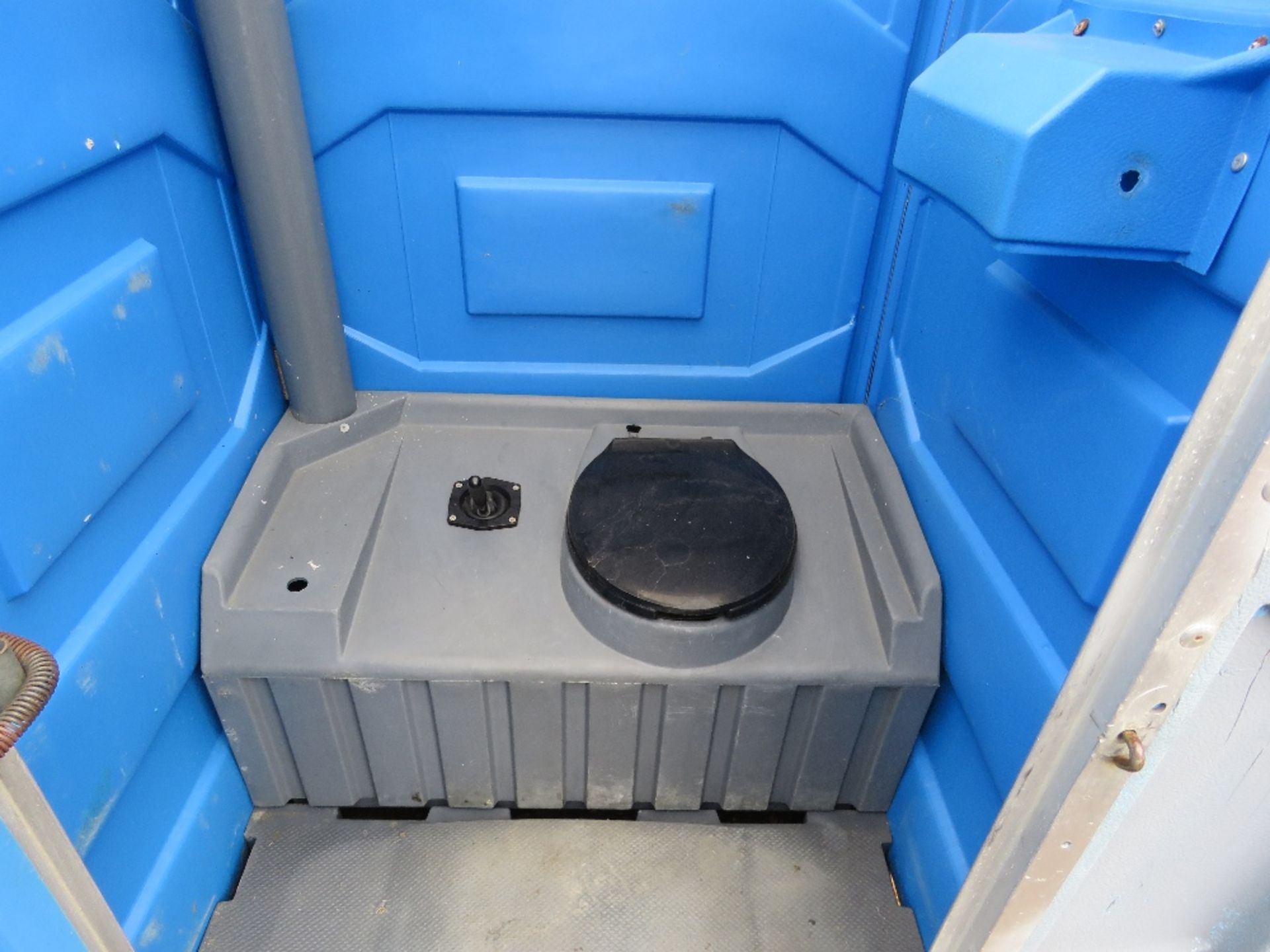 PORTABLE SITE TOILET. EMPTY AND BLUE RINSE ADDED. THIS LOT IS SOLD UNDER THE AUCTIONEERS MARGIN S - Image 5 of 5