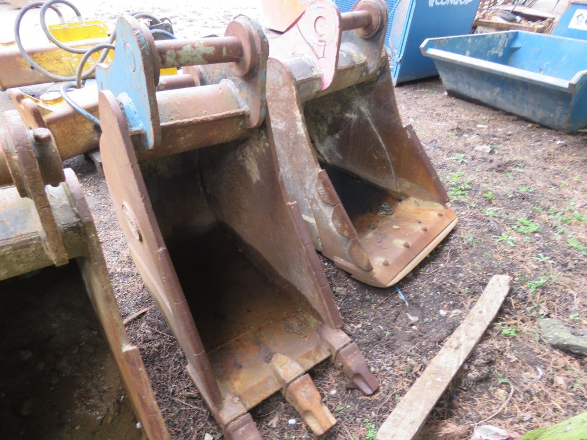 STRICKLAND 600MM WIDTH EXCAVATOR BUCKET ON 80MM PINS, FOR JCB JS 220 EXCAVATOR OR SIMILAR.